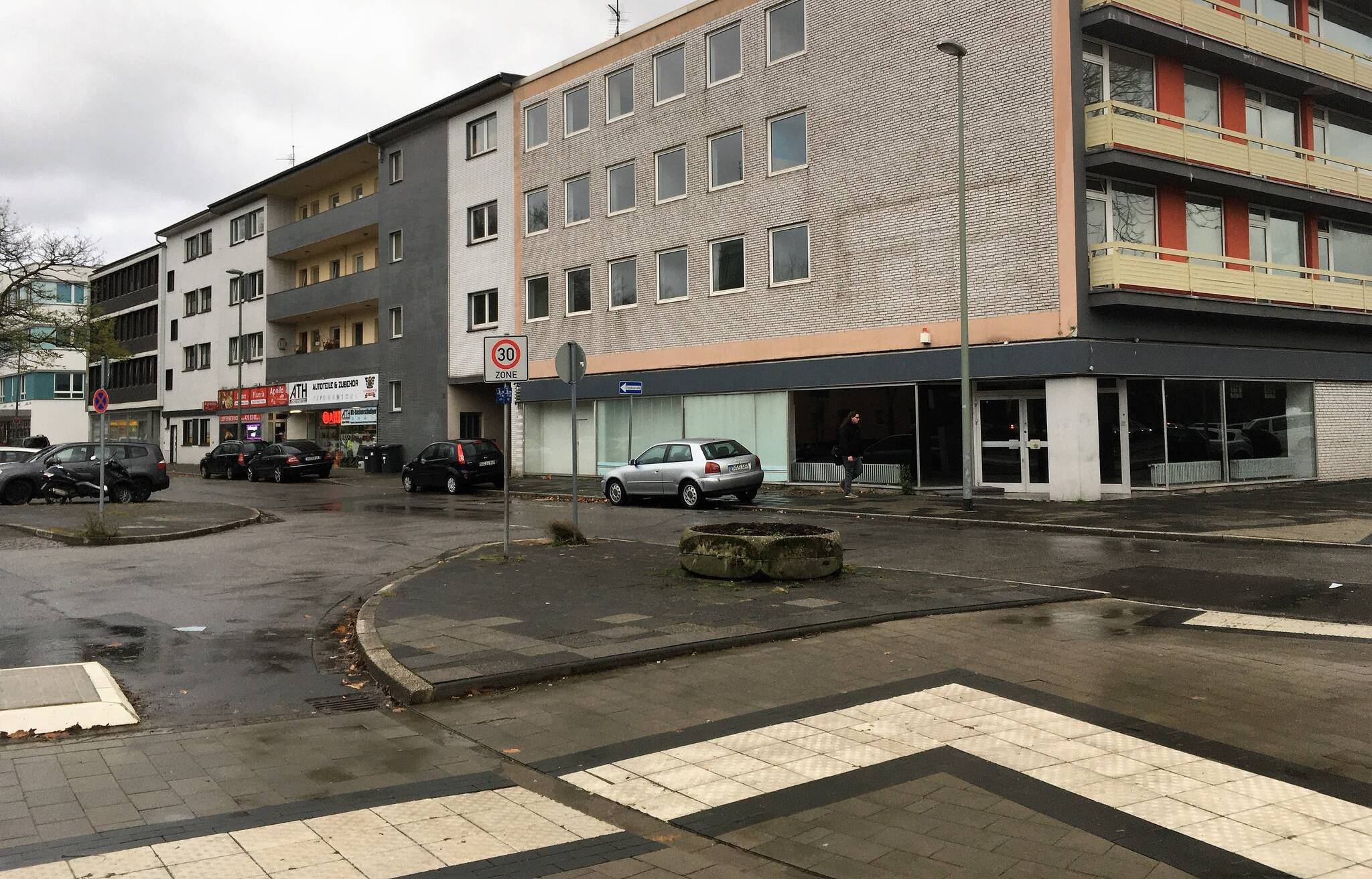 Die CDU-Fraktion im Bezirk Rheinhausen/Rumlen-Kaldenhausen regt die Stadtverwaltung an, sich hinsichtlich der Entwicklung des Areals Schwarzenberger Straße / Friedrich_Ebert-Straße Gedanken zu machen.