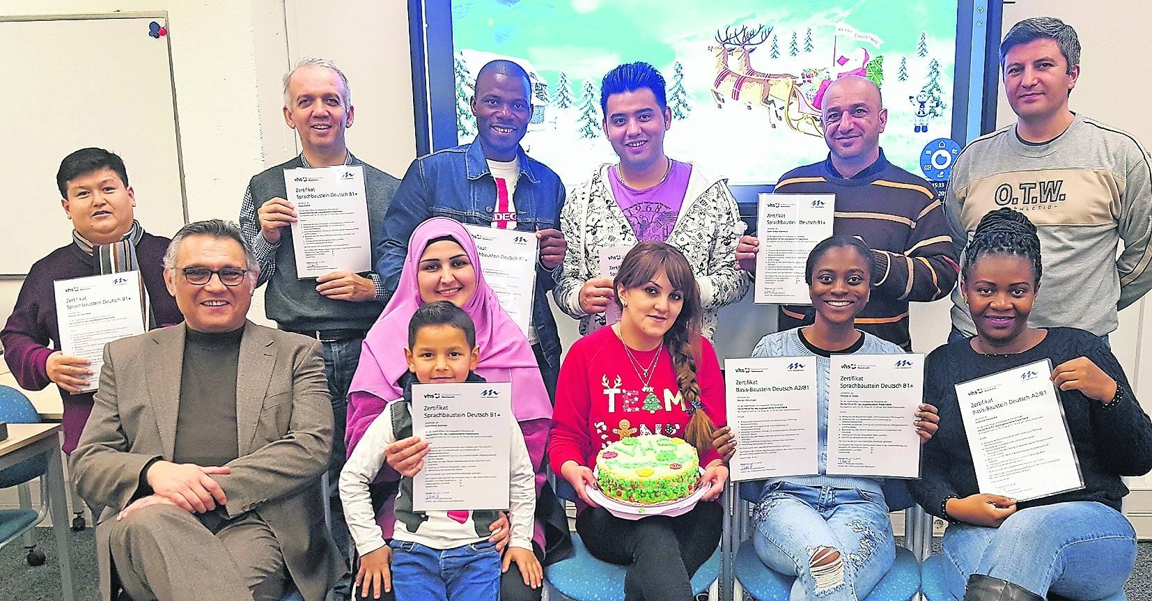   Stolz, dass sie die Abschluss-Prüfung bestanden haben: Teilnehmer des über die Bezirksregierung Düsseldorf finanzierten VHS-Deutschkurses mit VHS-Dozent Necip Soy (Erste Reihe, 1. v. l.), Musa Zeynep (2. R. 2. v. l.), Naby Soumah, (2. R. 3. v. l.), und Mariam Artushyan (Mitte). 