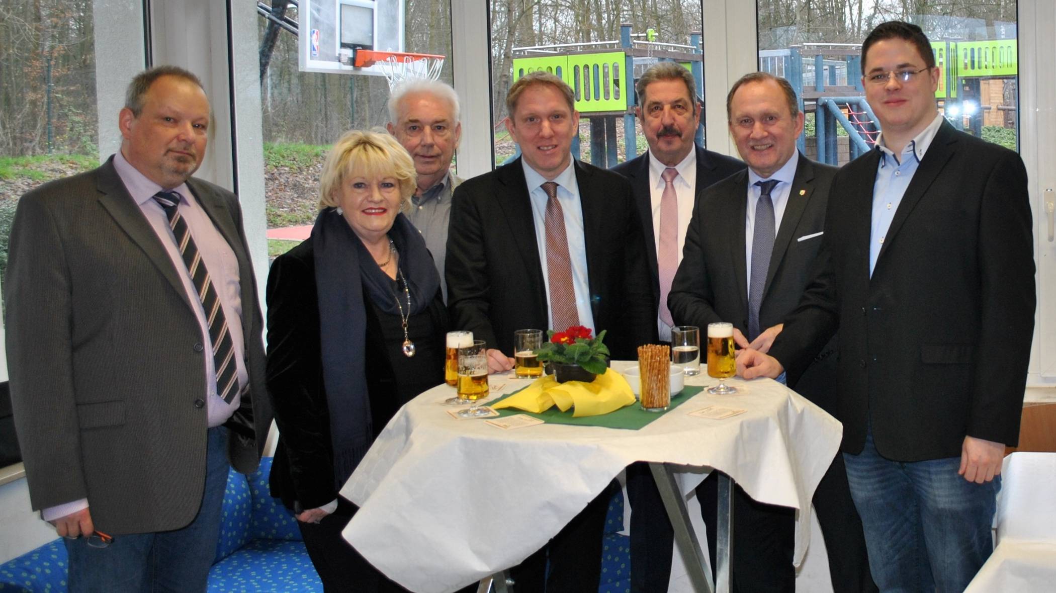 Präsident Jürgen Zimmermanns (l.) begrüßte beim Neujahrsempfang unter anderem Ratsfrau Manuela Luhnen, General Werner Zons, MdL Jochen Klenner, Ehrenpräsident Ulrich Willekes, MdL Frank Boss und den zweiten Kassierer Christian Zons.