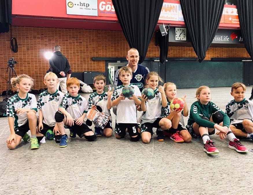  Profihandballer Morten Olsen (hinten) trainierte mit der F-Jugend des TVA in Hannover. 
