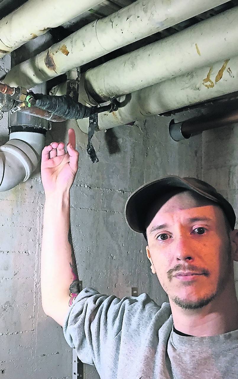  Wochenlang ohne Heizung und Warmwasser, das Bad aufgerissen, Keller und Heizungsraum nass und schimmelig – was tun, wenn der Vermieter sich „Zeit lässt“ mit der Reparatur? Ilona Thiecke und Marcel Wefers sind verzweifelt. 