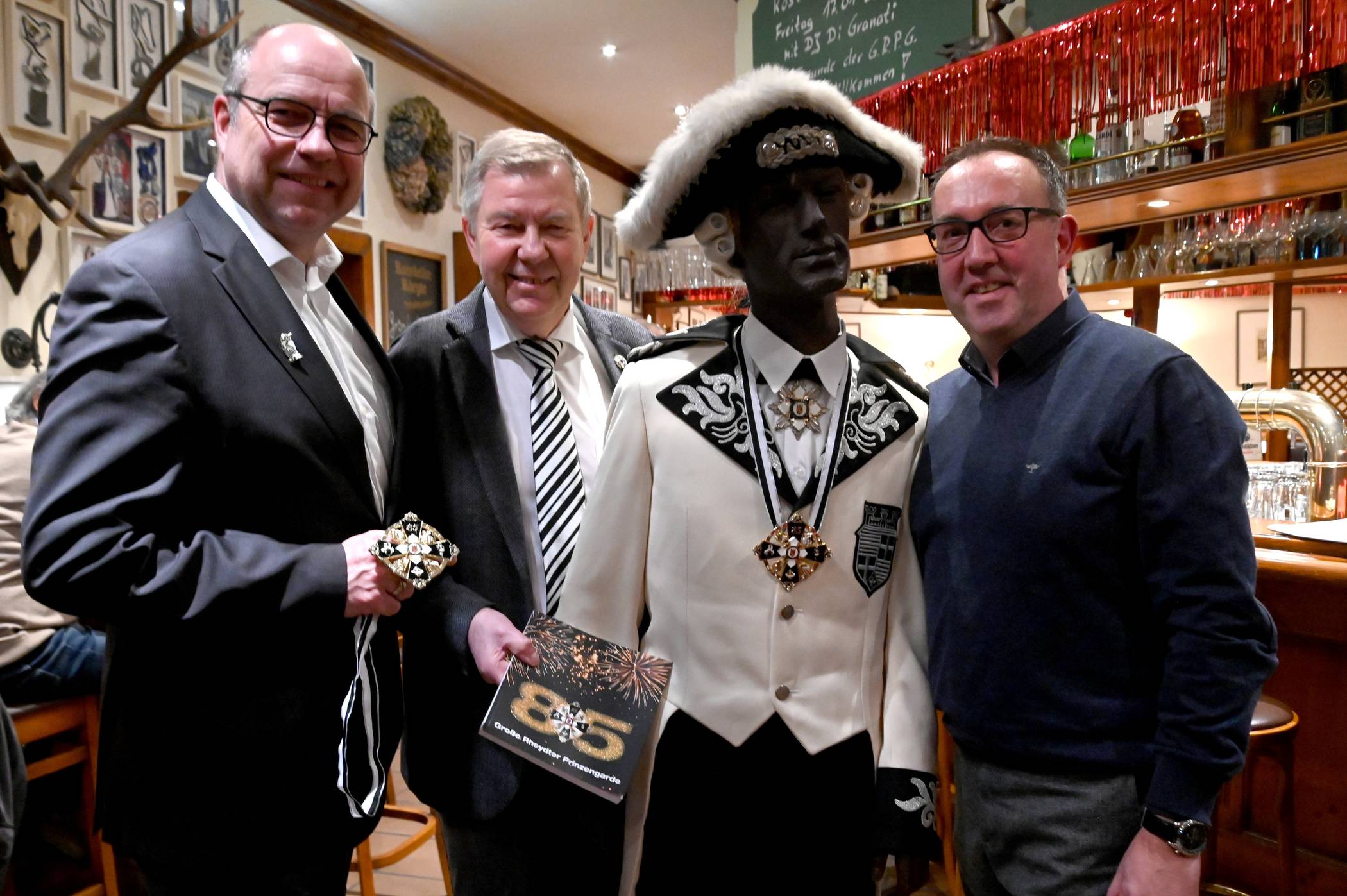  Die Große Rheydter Prinzengarde feiert ihr 85-jähriges Bestehen. Stolz präsentieren Schatzmeister Christoph Ringel, Präsident Dieter Beines und der Vorsitzende Holger Vits (v.l.) Jubiläumsorden und Jubiläumsbuch. 