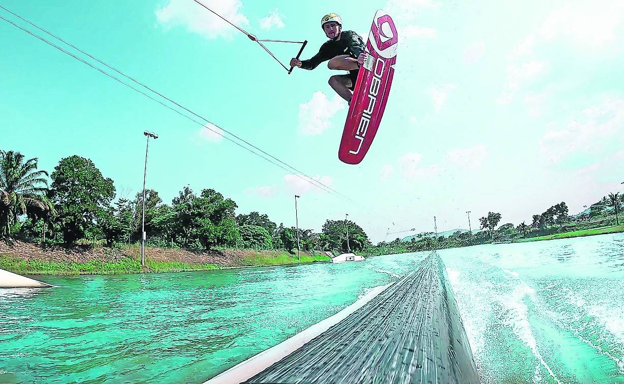 Air Milde im Anflug auf den Wakepark im sonnigen Phuket in Thailand.