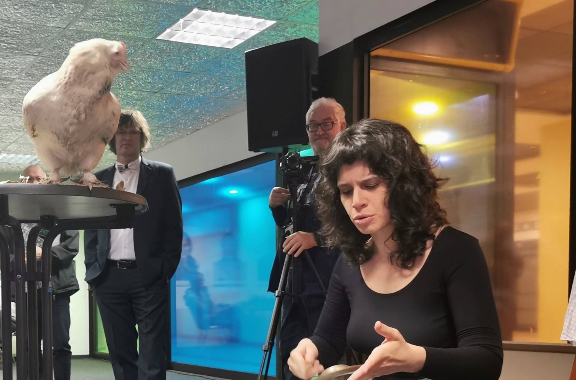 Da staunt auch das Huhn „Burkhard von Beethoven“: Mariá Portugal gibt eine Kostprobe ihres Könnens im Moerser Wallzentrum.