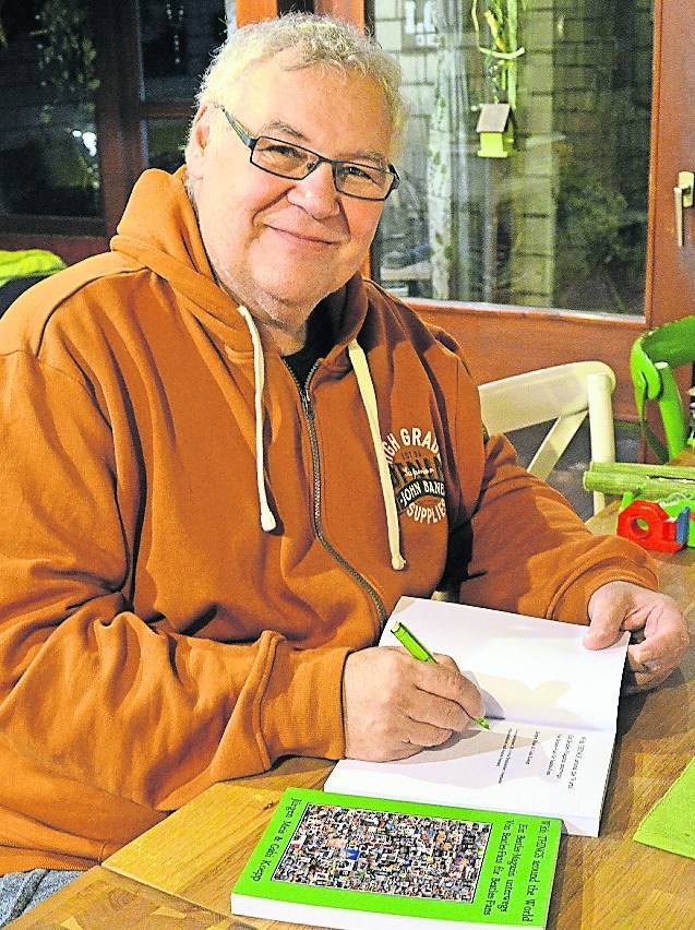 Jürgen Meis (l.) und Gabi Koepp beim Signieren von Exemplaren des neuen Beatles-Buches.