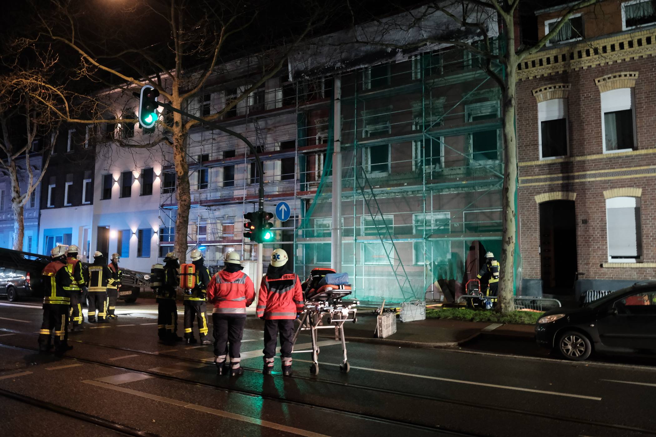 Die Feuerwehr im Einsatz an der Gladbacher Straße.