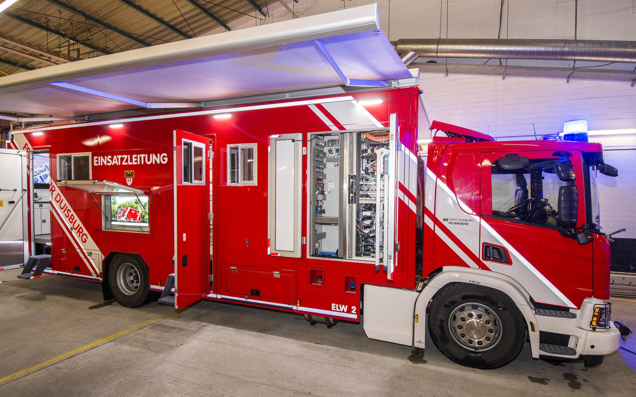 Der neue Einsatzleitwagen der Feuerwehr Duisburg von außen und von innen.