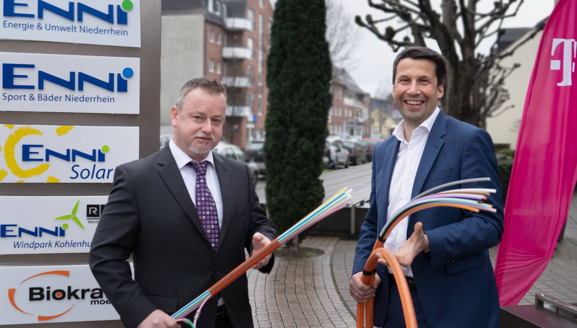 Peter Kroppen, Leiter des Bereiches Infrastrukturvertrieb West der Telekom, und Stefan Krämer, Vorstandsvorsitzender der den Ausbau für die beteiligten Städte koordinierenden ENNI Stadt   Service Niederrhein.