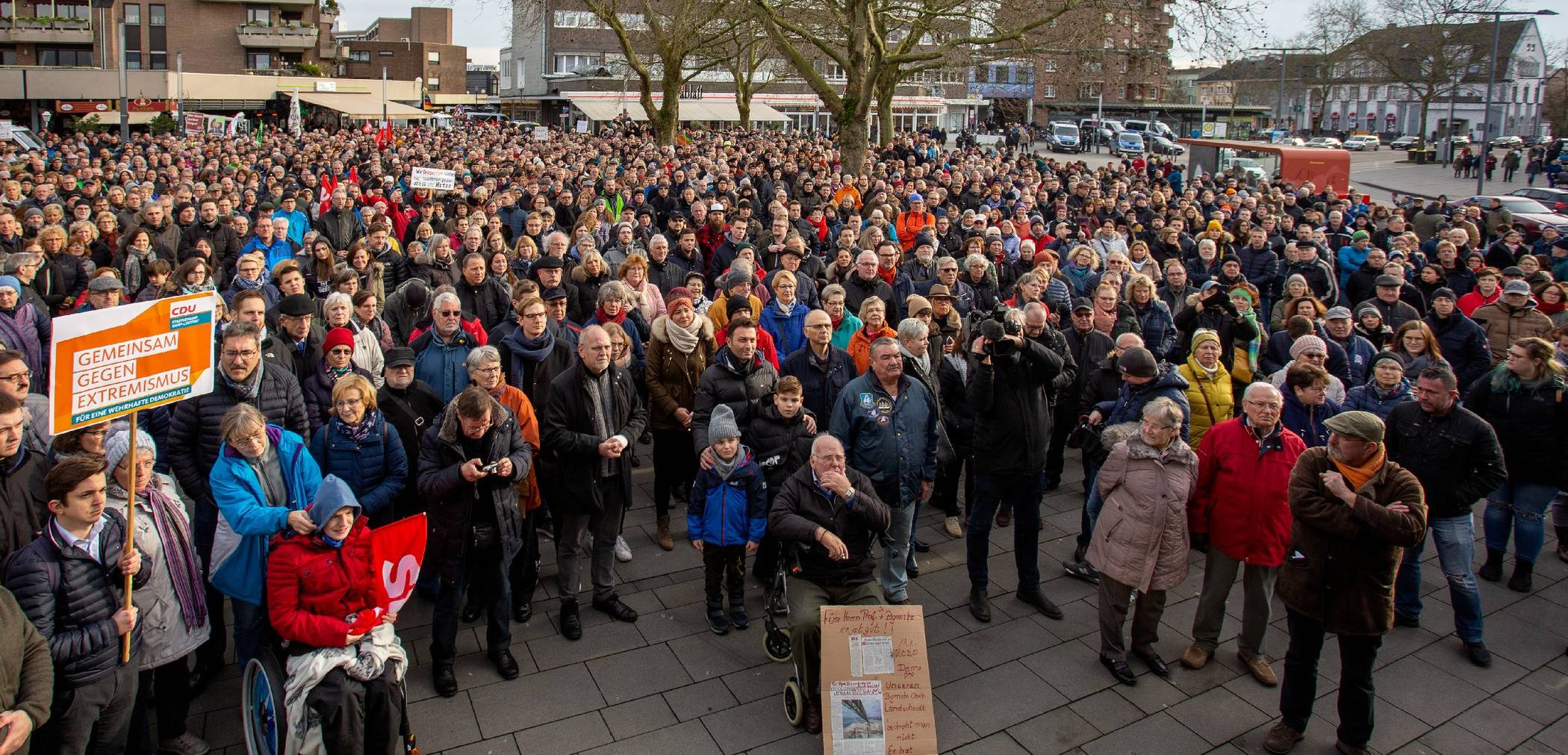  Rund 700 Menschen nahmen an der Solidaritätskundgebung für den Kamp-Lintforter Bürgermeister teil, bei der zeitgleich stattfindenden Demonstration der Rechten waren es 30 Teilnehmer, teilte die Polizei mit. Beide Versammlungen seien friedlich verlaufen. 
