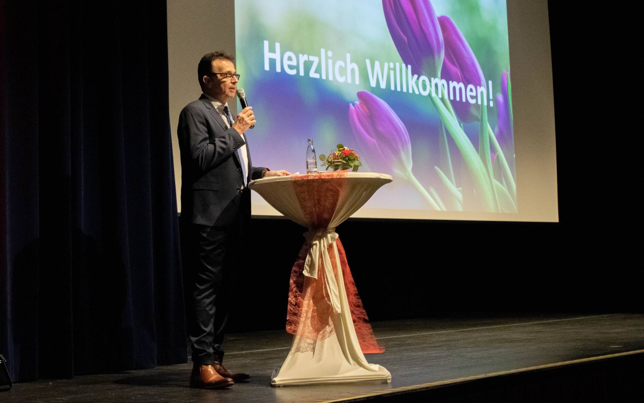 Bürgermeister Prof. Dr. Christoph Landscheidt auf der Bühne der Stadthalle.