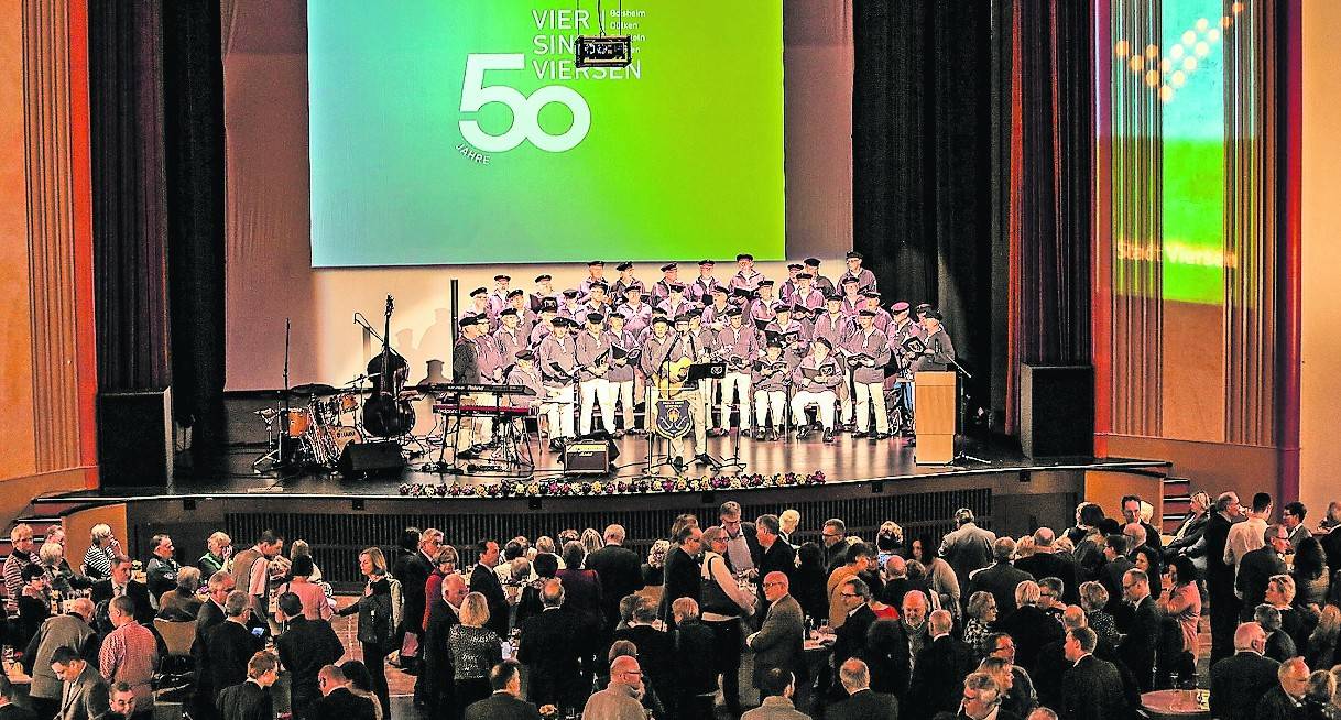 Viele Gäste aus Wirtschaft , Politik, Brauchtum, Kultur und Sport kamen zum Neujahrsempfang. Für musikalische Untermalung sorgte der Shantychor Süchteln.