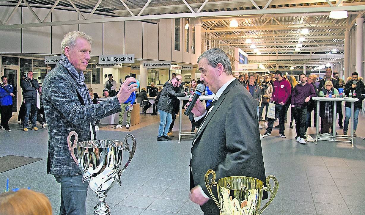  Andreas Debock und Jürgen Cleven, Vorstand des Hauptsponsors Volksbank, nahmen die Gruppen-Auslosung für das 29. Volksbank Masters in der Sporthalle Ransberg vor. 