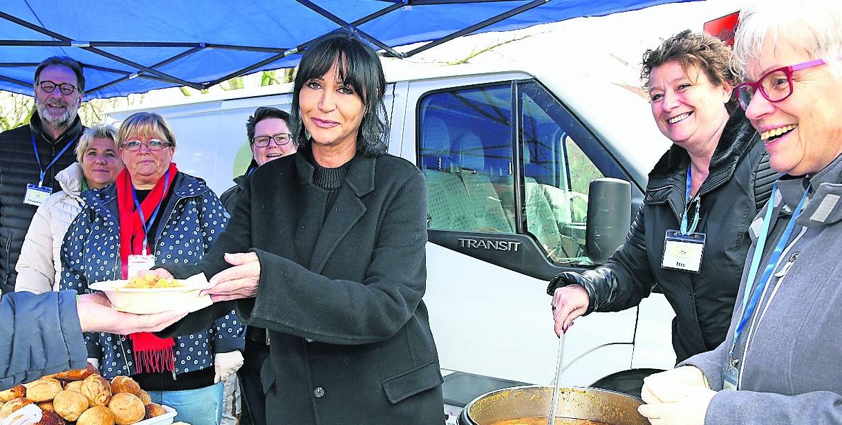  Renate Schaffrath (3. v. r.) packt mit an bei den Suppentanten. An der Suppenkelle die Vereinsvorsitzende Iris van Montfort-Eickhoff. 