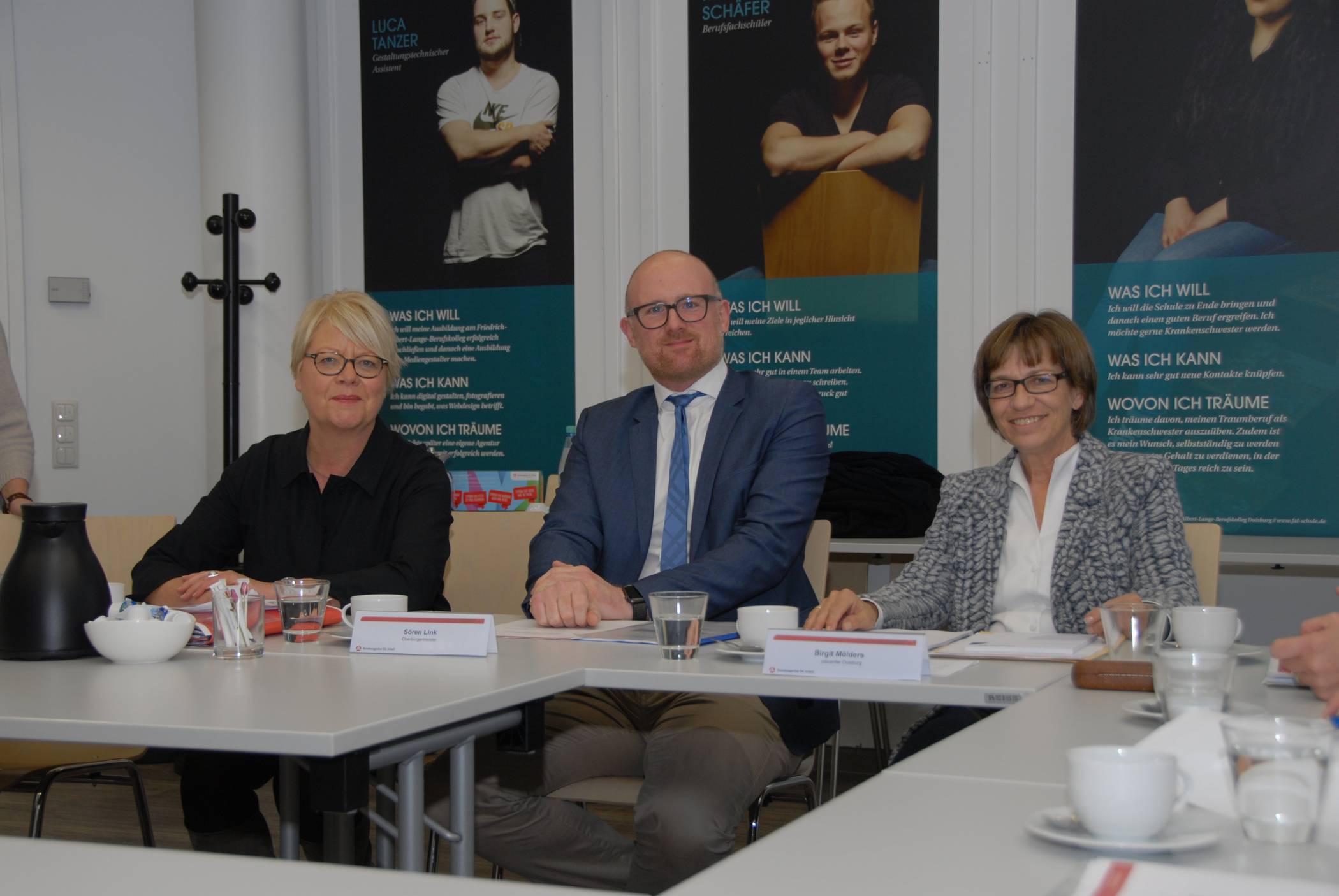 Astrid Neese, Sören Link und Birgit Mölders (vl) zogen Bilanz und resümierten: Trotz des leichten Anstiegs der Arbeitslosenzahlen im Dezember war das Jahr 2019 von positiven Entwicklungen auf dem Arbeitsmarkt gekennzeichnet.