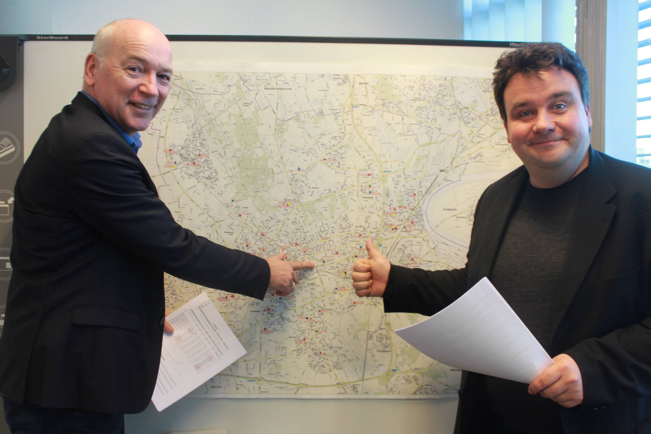 Trotz vieler Probleme optimistisch: Schuldezernent Markus Schön (r.) und Schulamtsleiter Jürgen Maas planen die Zukunft der Schulen im Stadtgebiet. Sie legen eine aktuelle Bedarfsanalyse vor, die dem Stadtrat die notwendigen Entscheidungen ermöglicht.