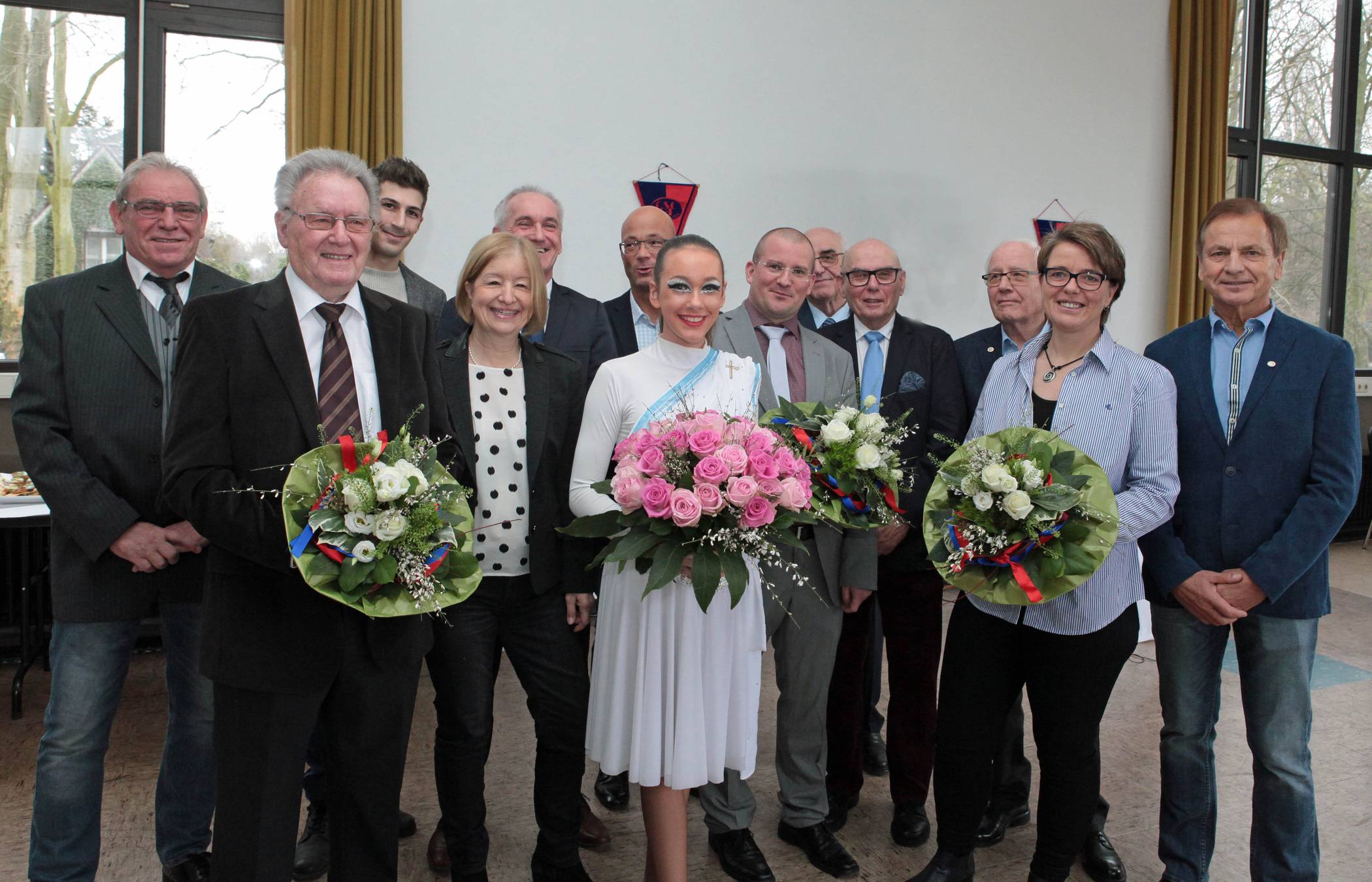 Ehrungen beim Neujahrsempfang: Celina Berg (vorne Mitte) Europameisterin im Showtanz, Trainer Kevin Ulrich (hinten links), Preisträger Richard Winkler(4. von rechts), Ehrenmitglied Heinz Günter Lang (3. von rechts)  und Ehrenmitglied Wolfgang Chiduch (rechts).