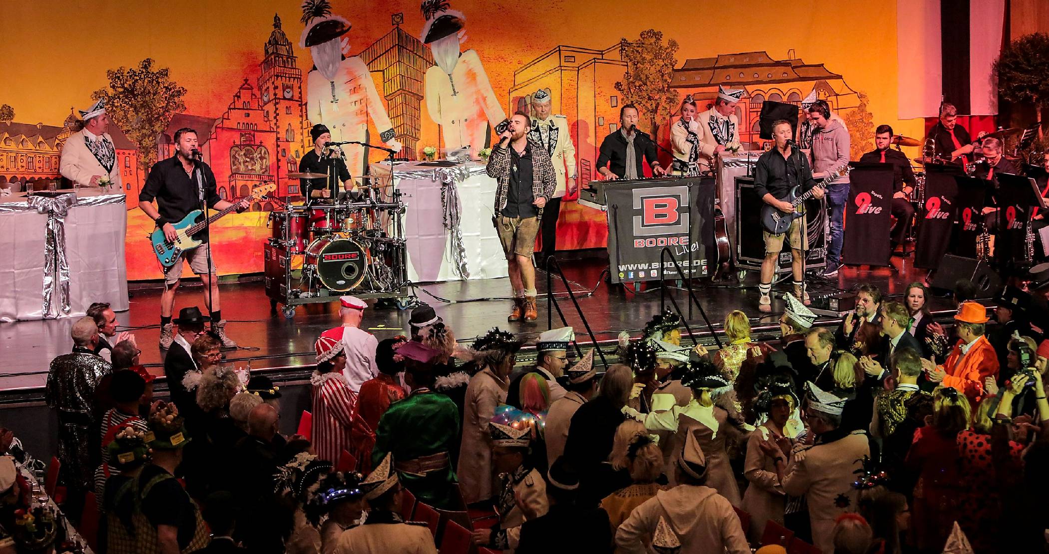  Die „Boore“ hatten bei der Jubiläums-Sitzung der Großen Rheydter Prinzengarde als Eisbrecher leichtes Spiel. 