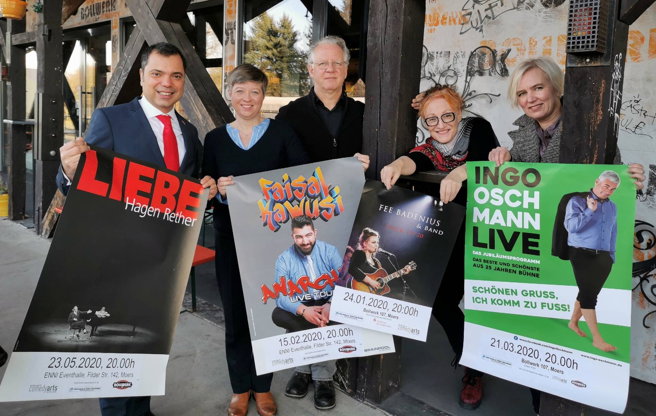  Giovanni Malaponti (Vorstandsvorsitzender der Sparkasse am Niederrhein), Wenke Seidel (Geschäftsführerin Bollwerk 107), Stefan Basso (ComedyArts Specials in der ENNI Eventhalle), Betti Ixkes (Künstlerische Leiterin ComedyArts Festival) und Katja Roters (Presse- und Öffentlichkeitsarbeit Bollwerk 107) präsentieren die ComedyArts Special des ersten Halbjahres. 