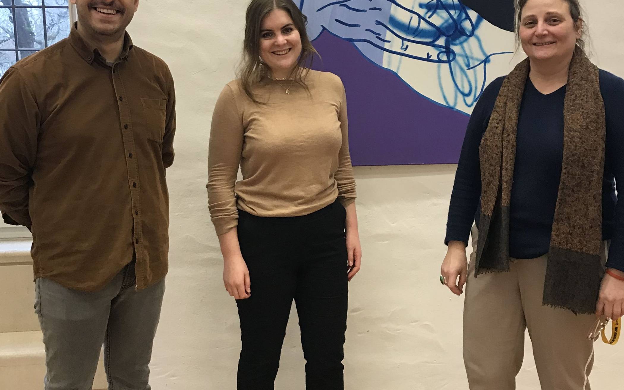 Freuen sich auf die Ausstellung: Künstler Olcay Kus, Nora Brüggemann und Jutta Saum vom Kultur-Team der Stadt.