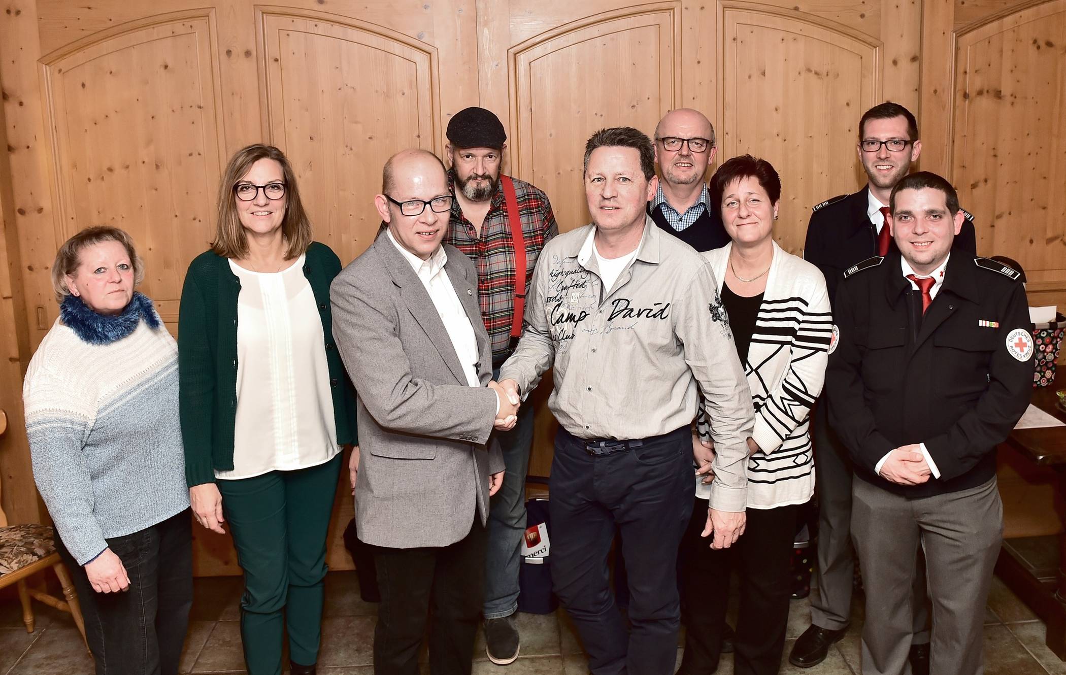 Jetzt hatte der DRK Ortsverein Willich e. V. seine jährliche Blutspenderehrung durch. Hier werden langjährige BlutspenderInnen für ihre unentgeltliche Spende geehrt werden. Unser Foto zeigt (von links) Petra Bettgen (100fache Blutspende), Elke Griese (50 Blutspenden), Thomas Schmitz (Ortsvereinsvorsitzender), Udo Ruiter (75 Spenden), Norbert Kerkhoff (150fache Blutspende), Walter Bialdyga ( 100 Spenden), Karen Beyers (50 Spenden), Christoph Seffern ( Bereitschaftsleiter) und Markus Schulze (stellv. Bereitschaftsleiter).