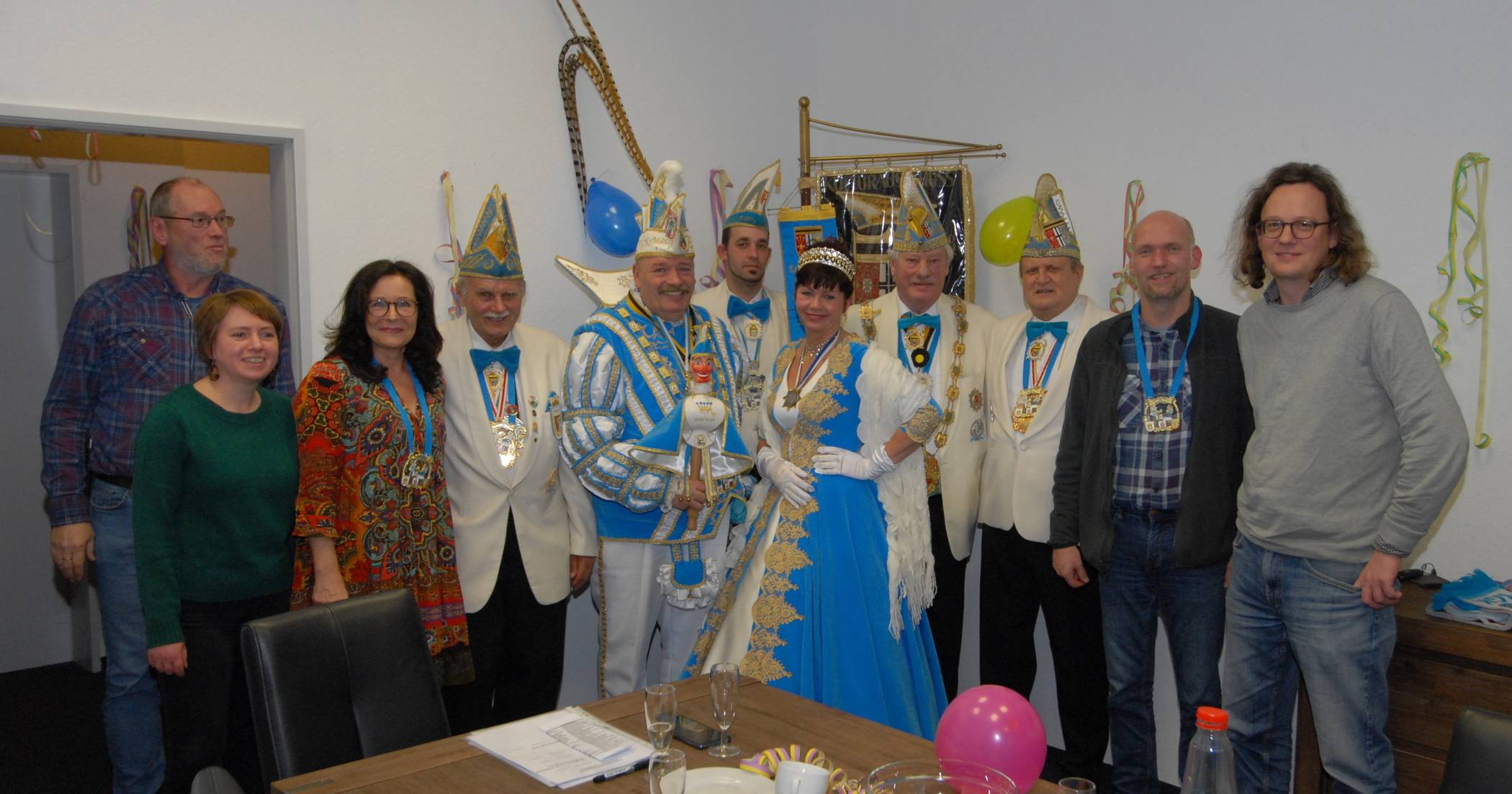 Närrischer Besuch beim Stadt-Panorama (vl): Volker Wieczorek (Redakteur), Anja König (Redakteurin), Elke Broeks (Verkaufsleitung), Manfred Dürig (KGK-Pressesprecher), Alfred I. (KGK-Prinz), Sebastian Stienen (Standartenträger), Mareike I. (KGK-Prinzessin), Hans Kitzhofer (KGK-Präsident), Joachim Fenger (KGK-Vize-Präsident), Thorsten Vermathen (Redakteur) und Thomas Warnecke (Redakteur).