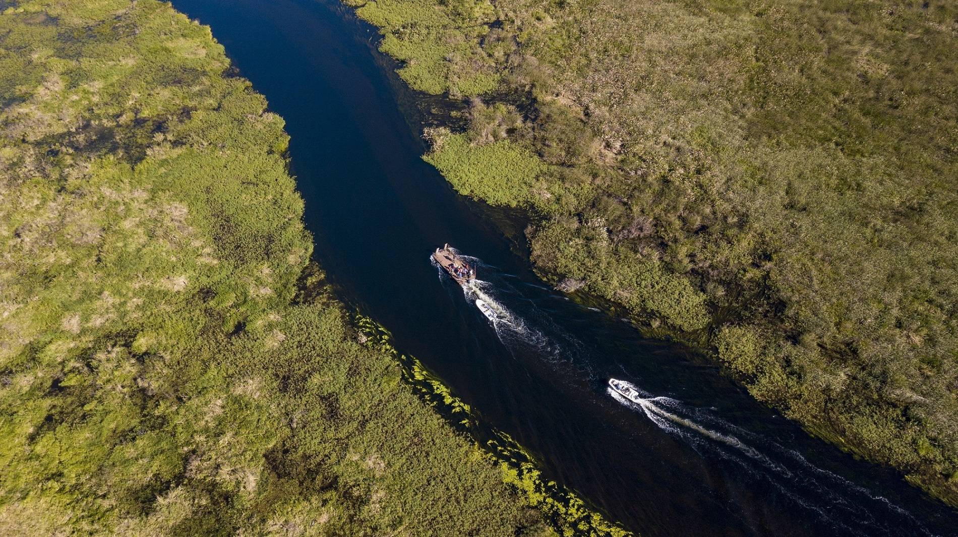 Mit dem Boot geht es zum...