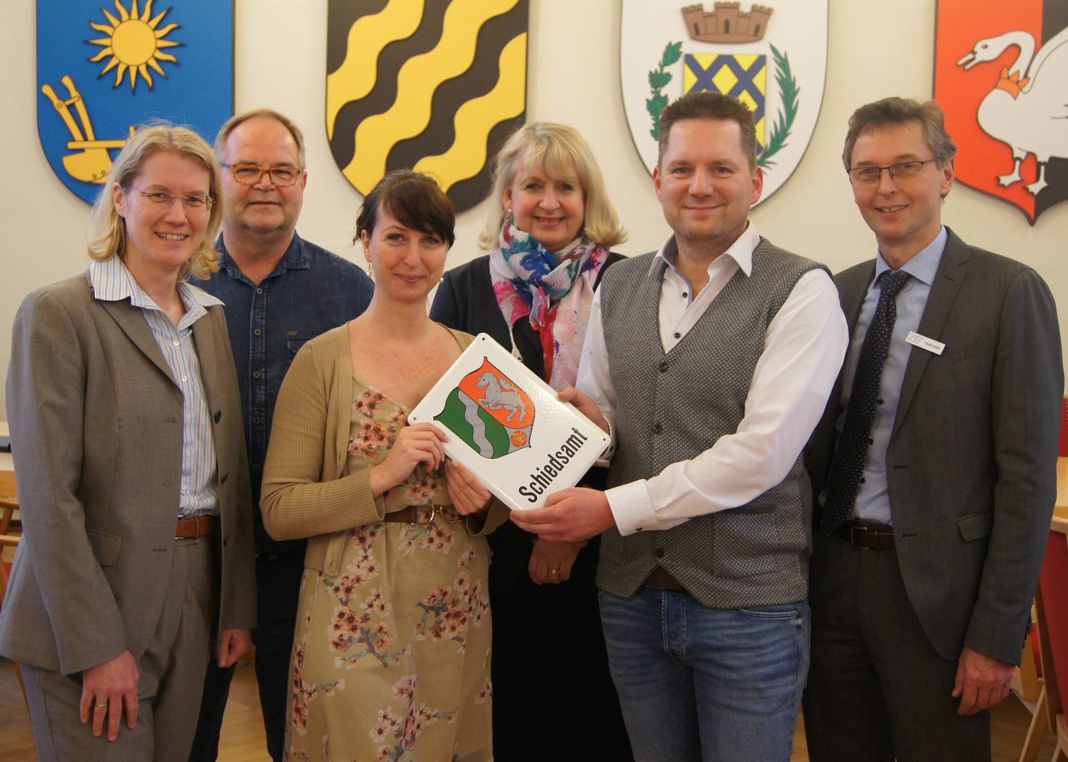  Feierstunde für die Schiedsleute (v.l.): Schiedsfrau Sonja Püskens, Andreas Klimaschka (Vorsitzender der Bezirksvertretung der Schiedsleute), Schiedsfrau Monique Jaegers, Dr. Monika May (stellvertretende Direktorin des Amtsgerichts Moers) Heiko Massold, scheidender Schiedsmann, und Bürgermeister Harald Lenßen. 