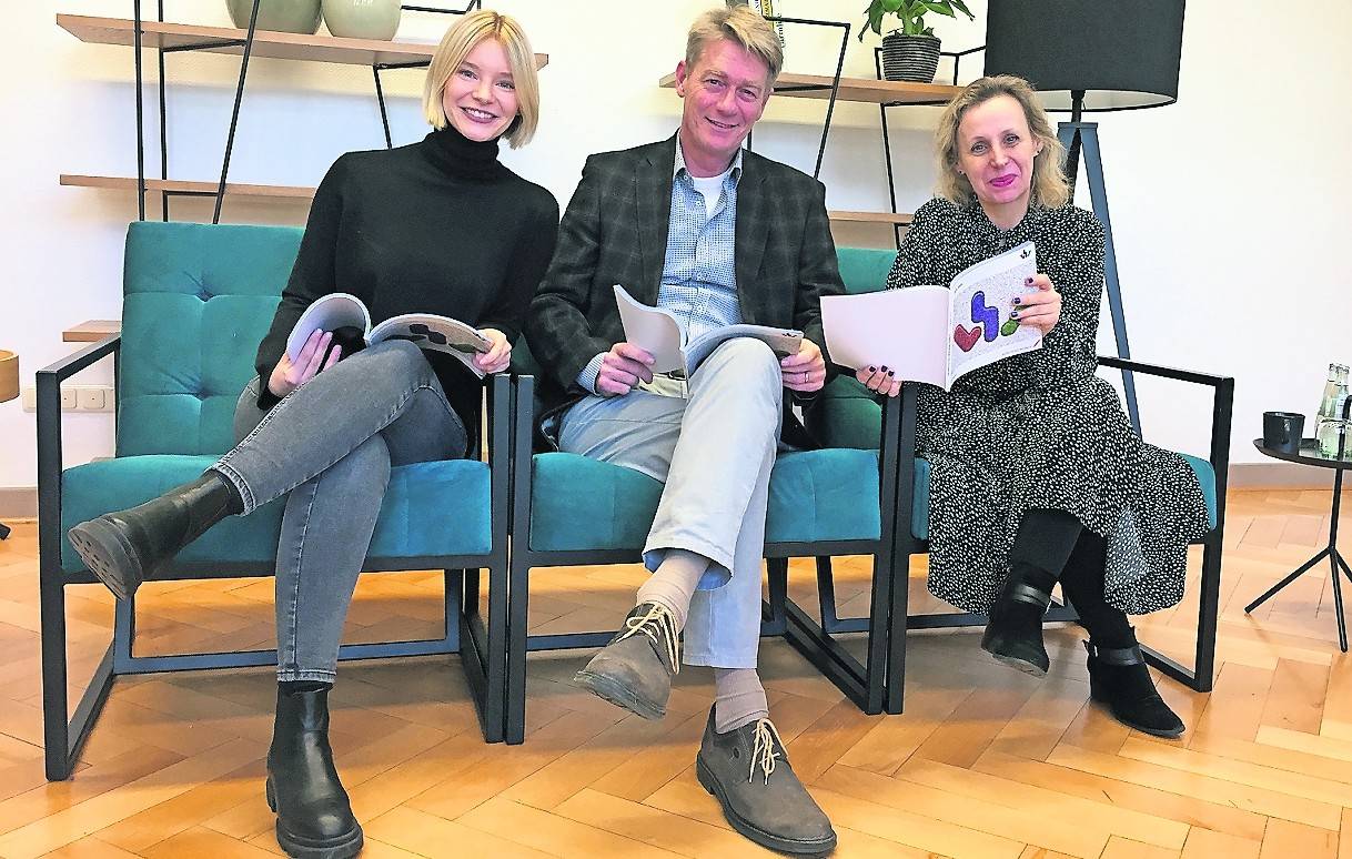 Freuen sich über das 950 Kurse starke Frühjahrsprogramm der VHS: Giulia Noever-Reiners, die stellvertretende Direktorin Matina Bußmann sowie Direktor Dr. Thomas Erler (v.l.).