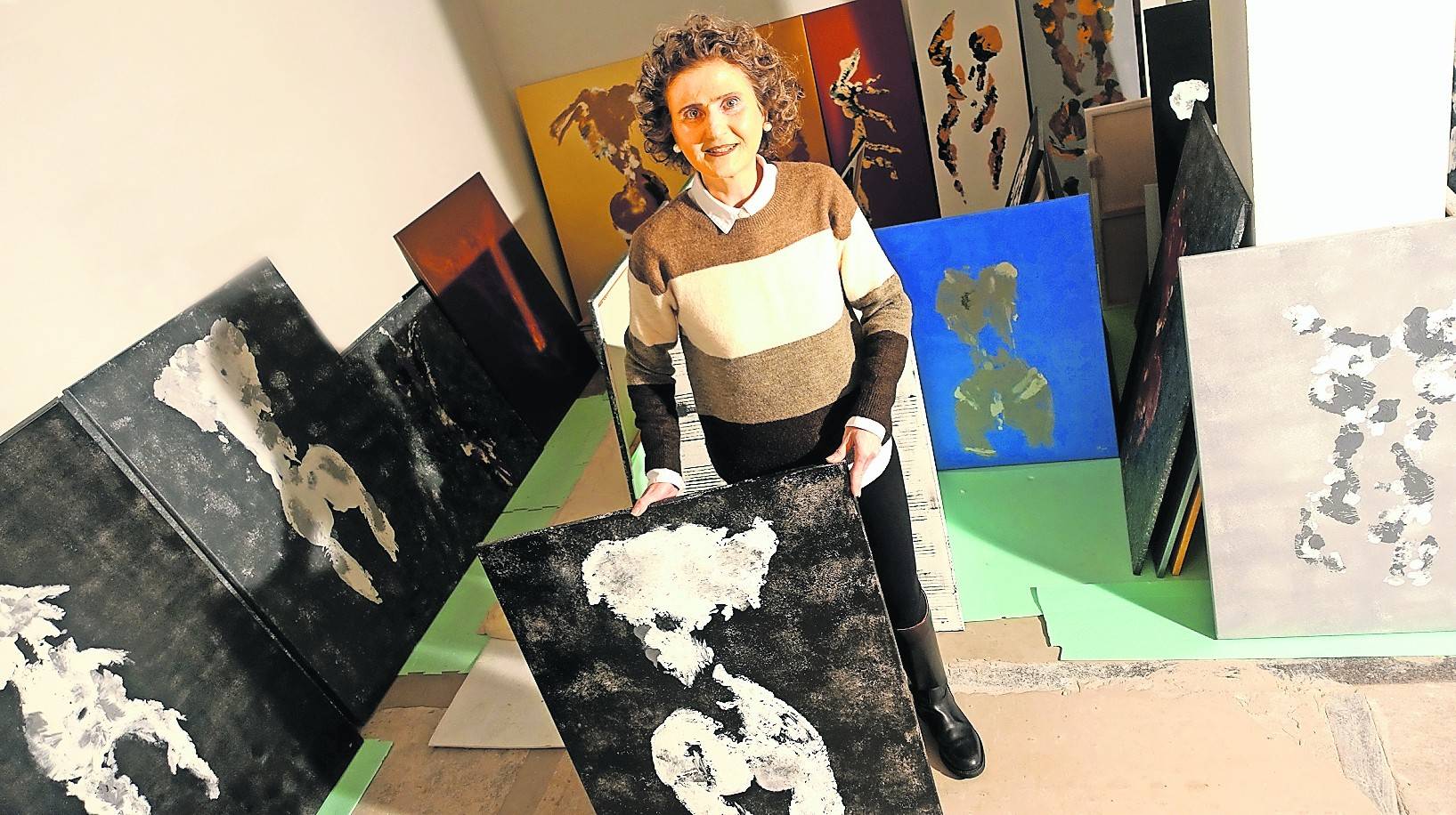 Bettina Fiedler inmitten ihrer Körperkunst.