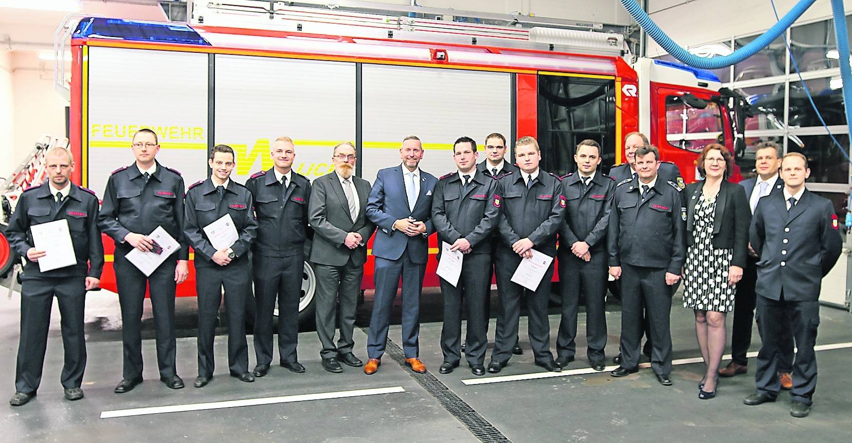 Jahreshauptversammlung und Ehrungen in Anrath. Unser Foto zeigt von links: Stefan Hermanns, Patrick Schütze, Tobias Berner, Nils Hötkemeier, stellv. Bürgermeister Dietmar Winkels, stellv. Bürgermeister Guido Görtz, Kevin Feegers, Tim Windbergs, Jan Bermes, Florian Nahler, Thomas Metzer (Leiter der Feuerwehr), Robert Delvos (Löschzugführer), Brigitte Schwerdtfeger (Beigeordnete), Stefan Adams (Geschäftsbereichsleiter Einwohner   Ordnung).
