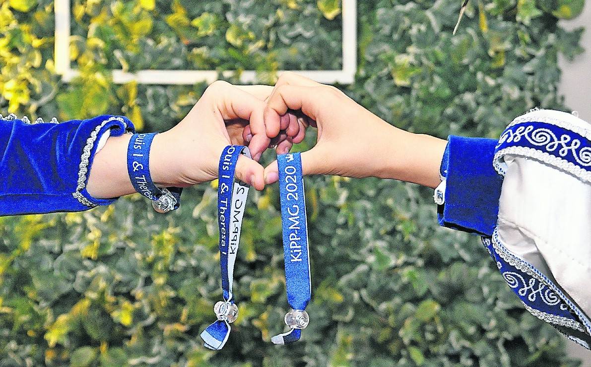 Gegen eine kleine Spende gibt es diese blauen Bändchen als Erkennungszeichen.