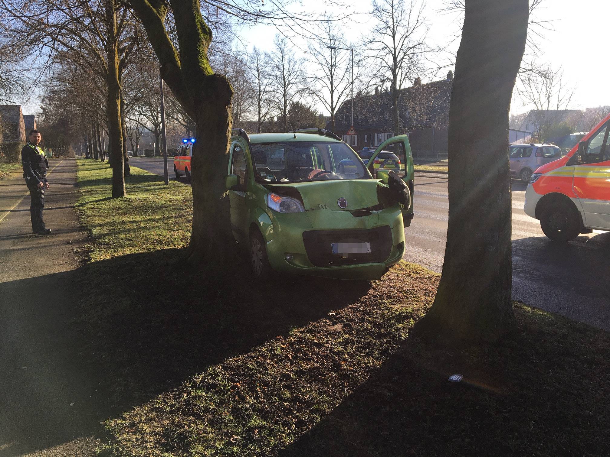 Am Glockenspitz: Gegen Baum -   Fahrer schwerverletzt