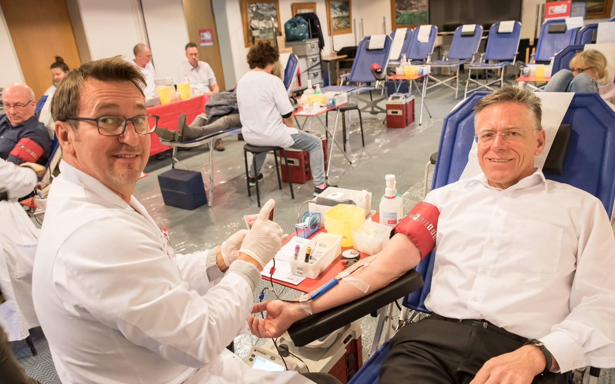 Mit gutem Beispiel voran: Auch Landrat Hans-Jürgen Petrauschke (rechts) gehörte zu den Blutspendern.