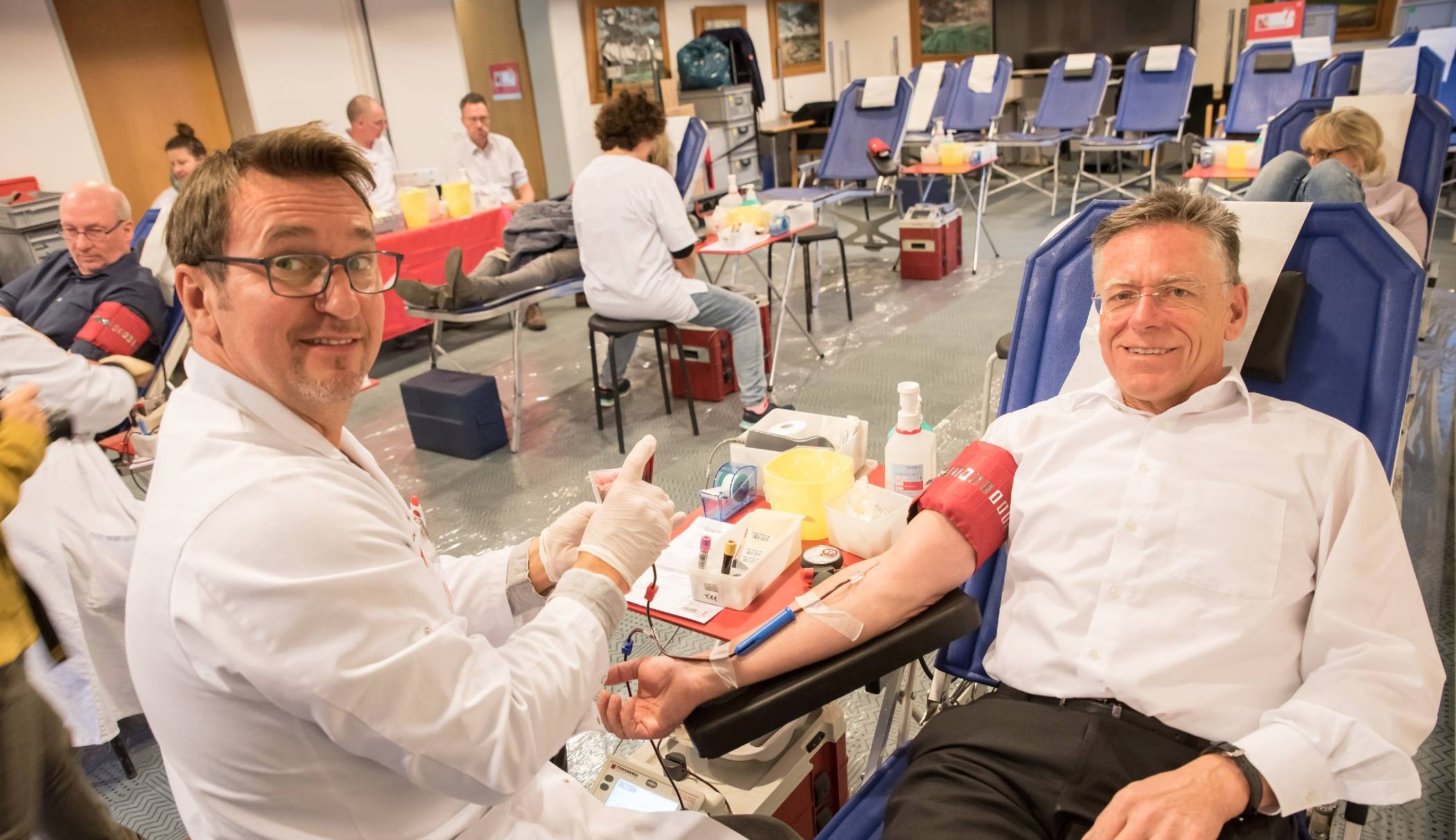 Mit gutem Beispiel voran: Auch Landrat Hans-Jürgen Petrauschke (rechts) gehörte zu den Blutspendern.