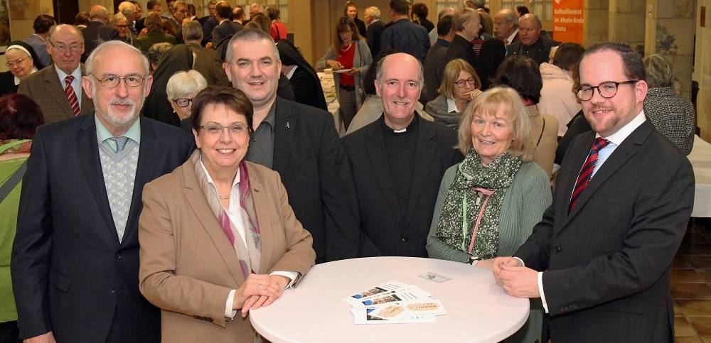 Adolf Thöne, Dr. Ulrike Nienhaus, Dr. Werner Kleine, Kreisdechant Monsignore Guido Assmann, Jutta Köchner und Thomas Kaumanns (von links nach rechts).