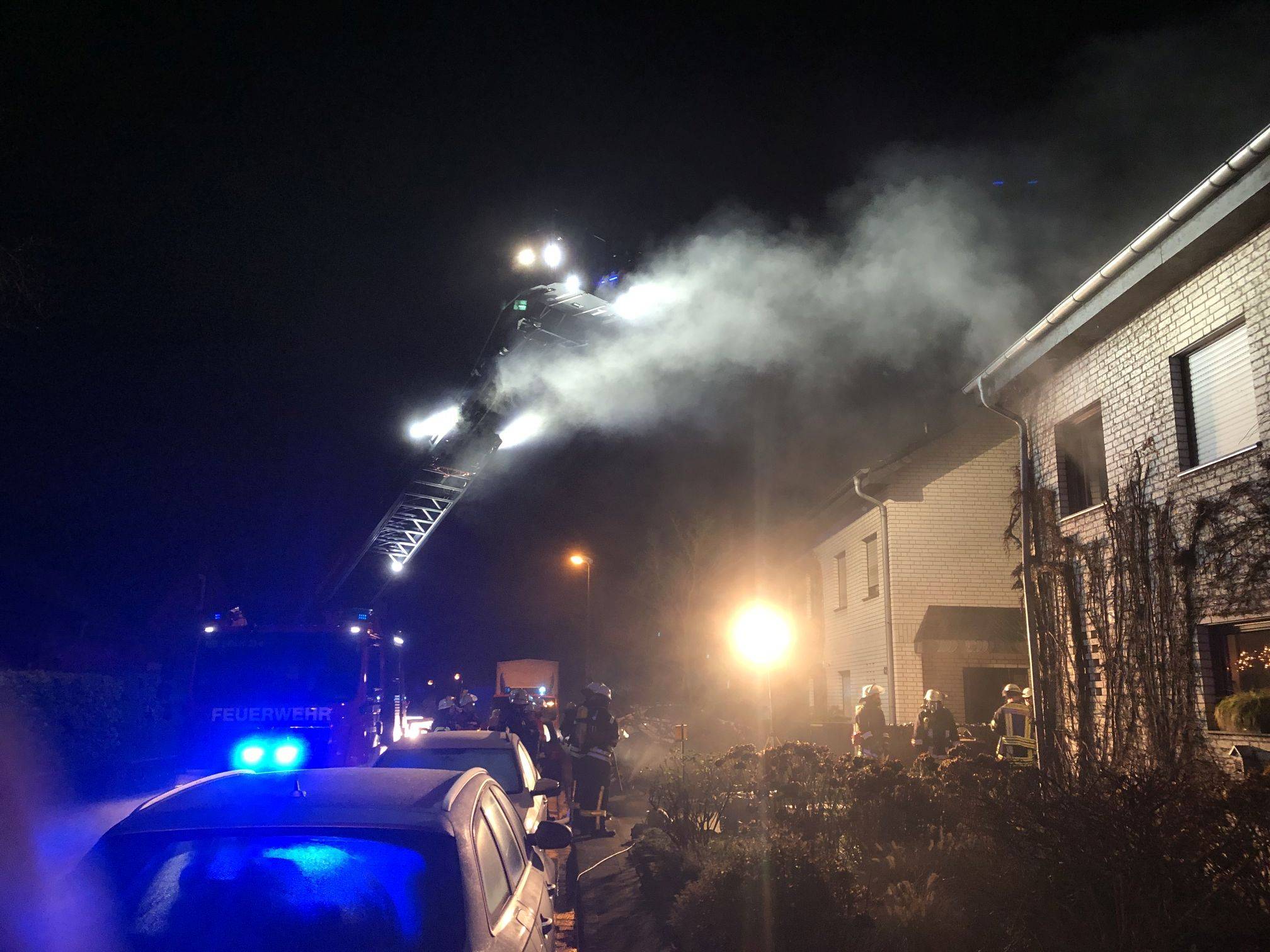  35 Feuerwehrleute gingen hochprofessionell an den Kellerbrand in Bösinghoven heran: Das Feuer war schnell gelöscht, verletzt wurde niemand. 