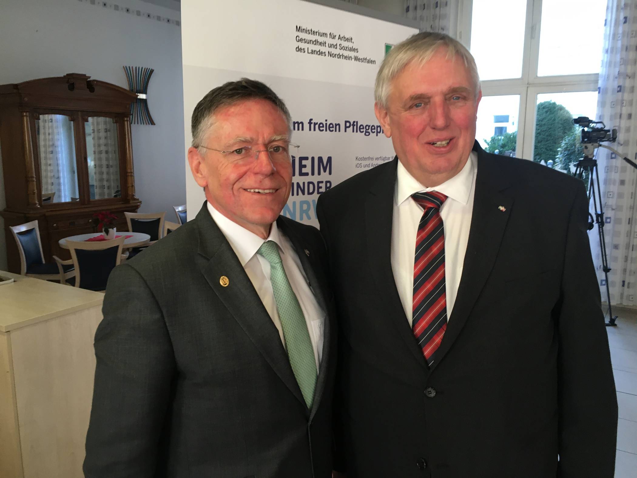 Landrat Hans-Jürgen Petrauschke (links) und NRW-Gesundheitsminister Karl-Josef Laumann haben die Heimfinder-App des Landes vorgestellt.