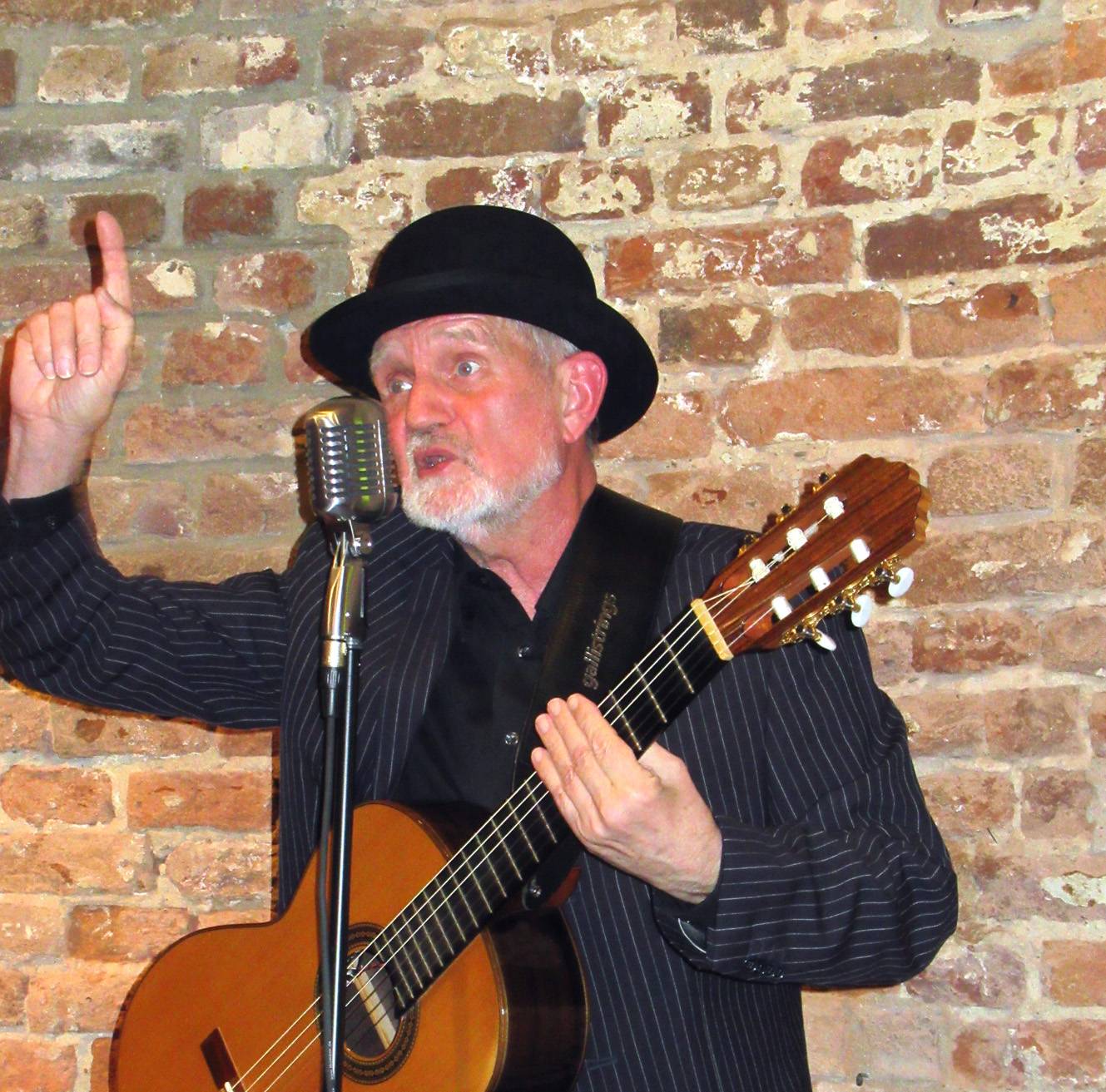   Thomas Cieslik berichtete über die Geschichte des Kölner Karnevals – und sang auch einige Lieder. 