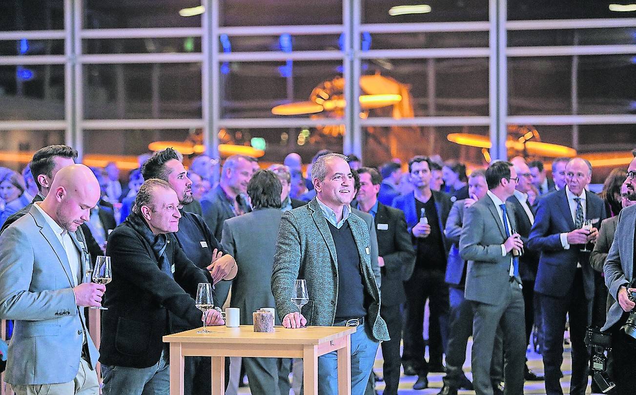  Weil rund 500 Gäste zum Neujahrsempfang von WFMG und EWMG in den Hugo Junkers Hangar kamen, musste die gute alte „Tante Ju“ (im Hintergrund) draußen bleiben. 