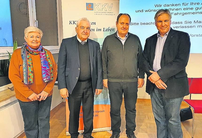 Die zweite Vorsitzende Doris Glittenberg, Pfarrer Wolfgang Acht, Pfarrer Klaus Grafe und der Vorsitzende der KKV-Viersen Thomas Neef (v.l.).