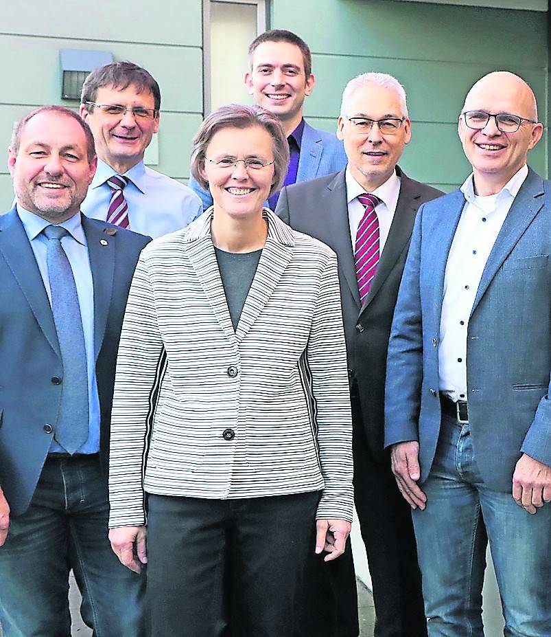 Sind mit der neuen Akademie für Gesundheits- und Pflegeberufe Viersen gut für die Ausbildung in Pflege-Berufen gerüstet (v.l.): Thomas Becker (St. Irmgardis-Krankenhaus), Hubert Selker (Caritasverband Kempen-Viersen), Ilona Thelen (Schulleiterin), Christian Schrödter, Peter Babinetz und Dr. Thomas Axer (AKH).