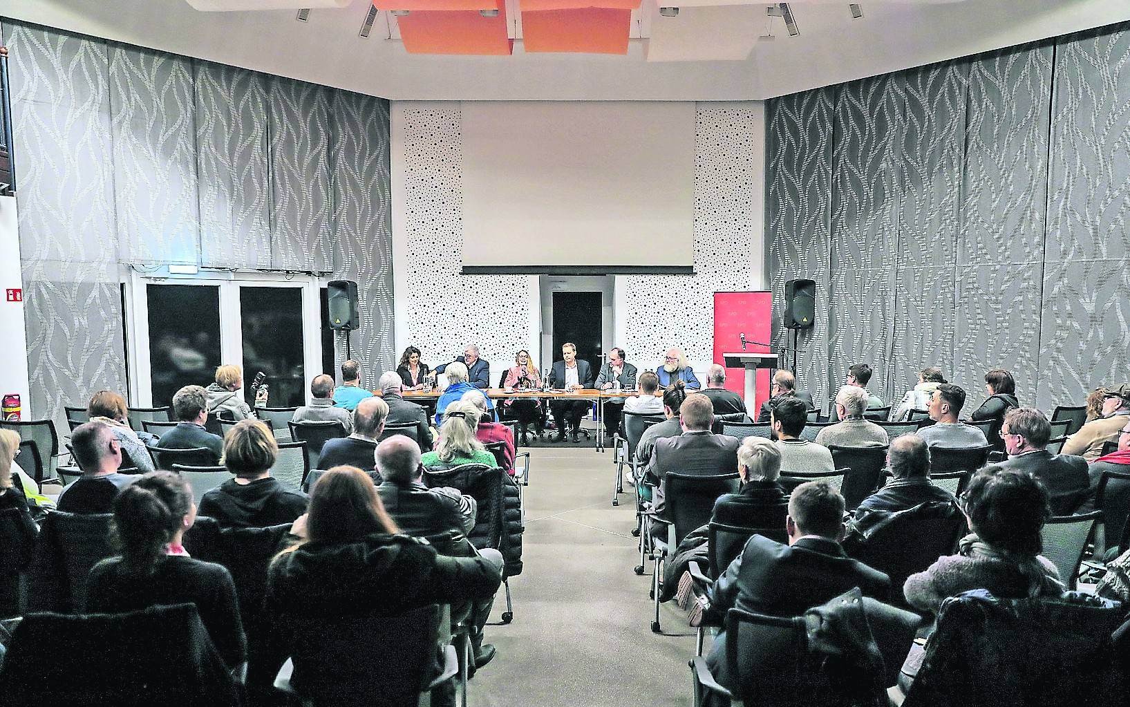 Rund 50 Leute waren am Donnerstagabend zur Podiumsdiskussion über den Mietnotstand gekommen. Josephine Gauselmann, stellvertretende SPD-Vorsitzende, und Jurist Steffen Hahn, SPD (beide Mitte), moderierten das Gespräch. Foto. Andreas Baum