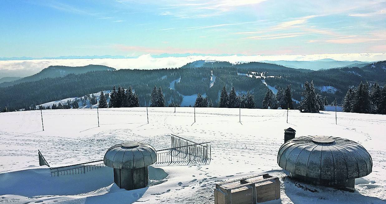  Bei strahlendem Sonnenschein auf dem Gipfel des Feldbergs – alles darunter versinkt unter einer dichten Wolkenbank. In der Ferne kann man bis zu den Alpen blicken. 