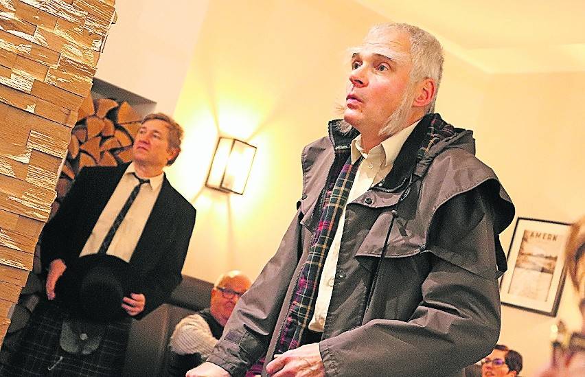  Die Einwohner Dufftowns singen ein fröhliches Jagdlied, bevor der Nachtisch serviert wird. 