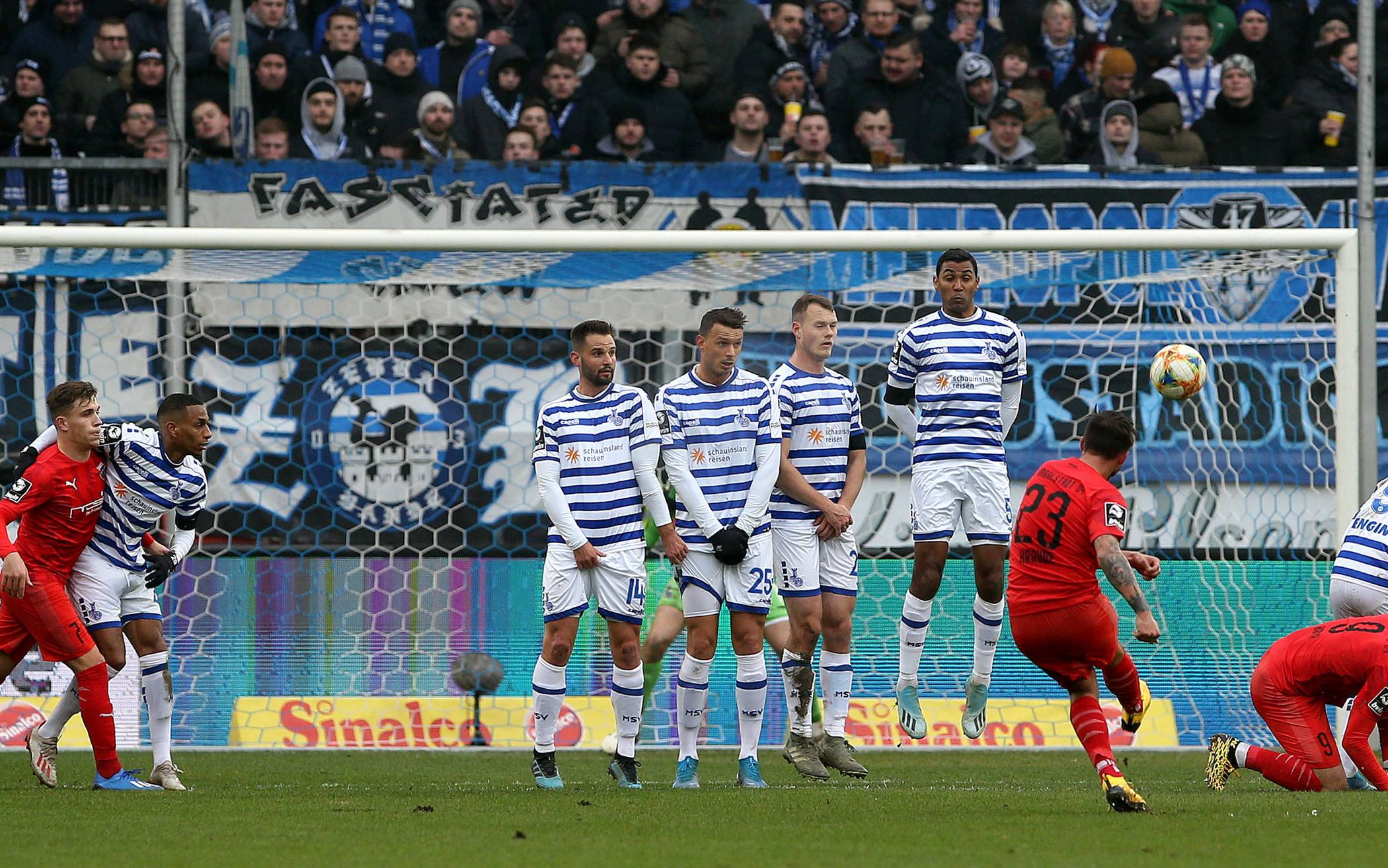 Robin Krauße fand bei diesem Freistoß