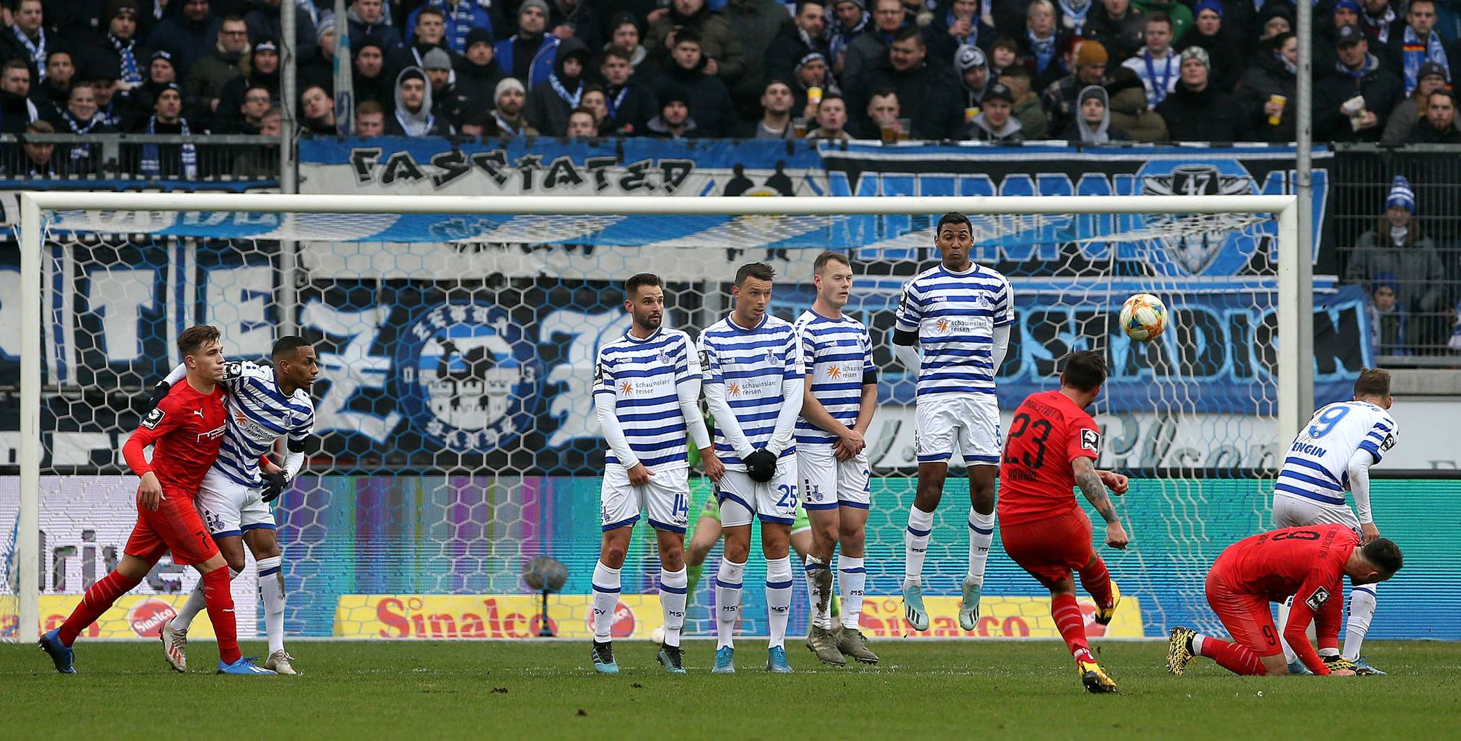 Robin Krauße fand bei diesem Freistoß in Leo Weinkauf seinen Meister.