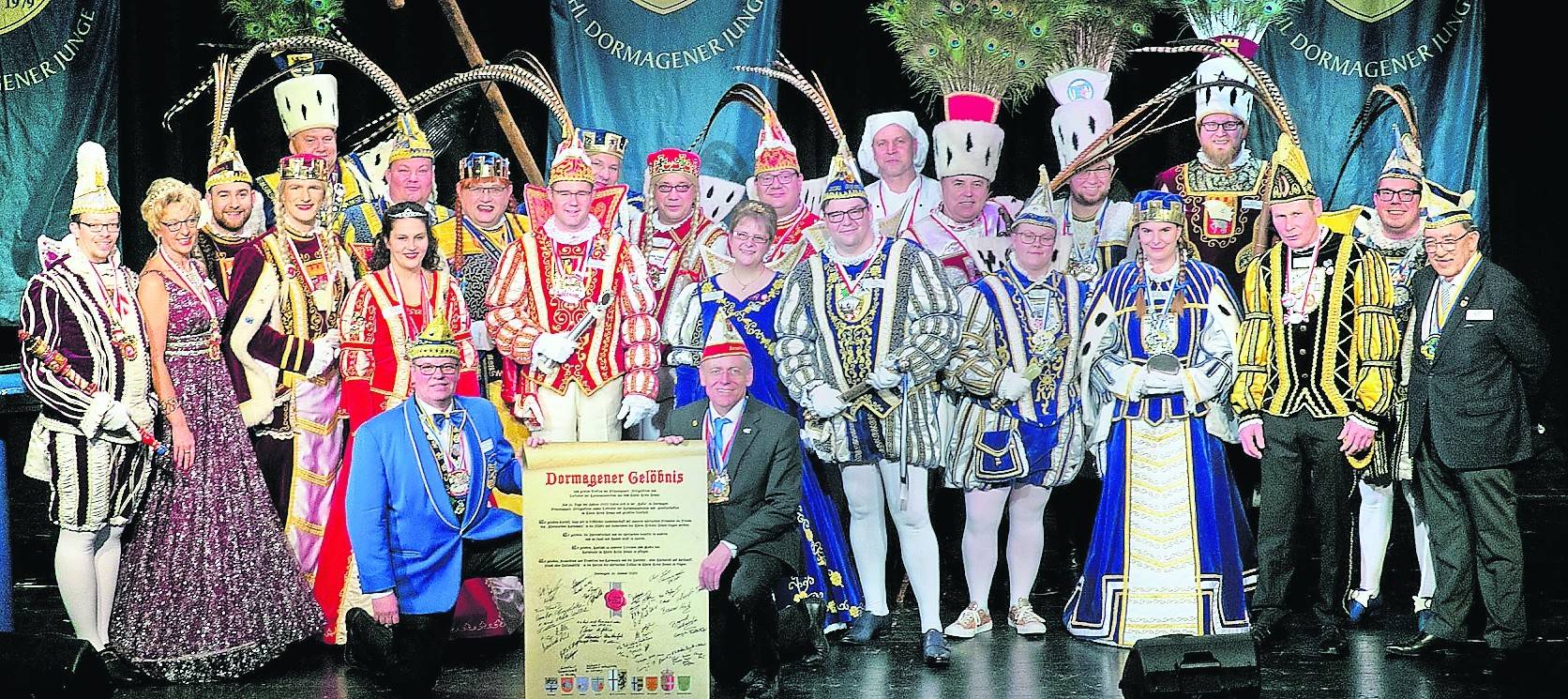   Geballte jecke Kraft: Landrat Hans-Jürgen Petrauschke und Bürgermeister Erik Lierenfeld begrüßten die Tollitäten zum elften Karnevalsempfang des Kreises in der Kulturhalle. 