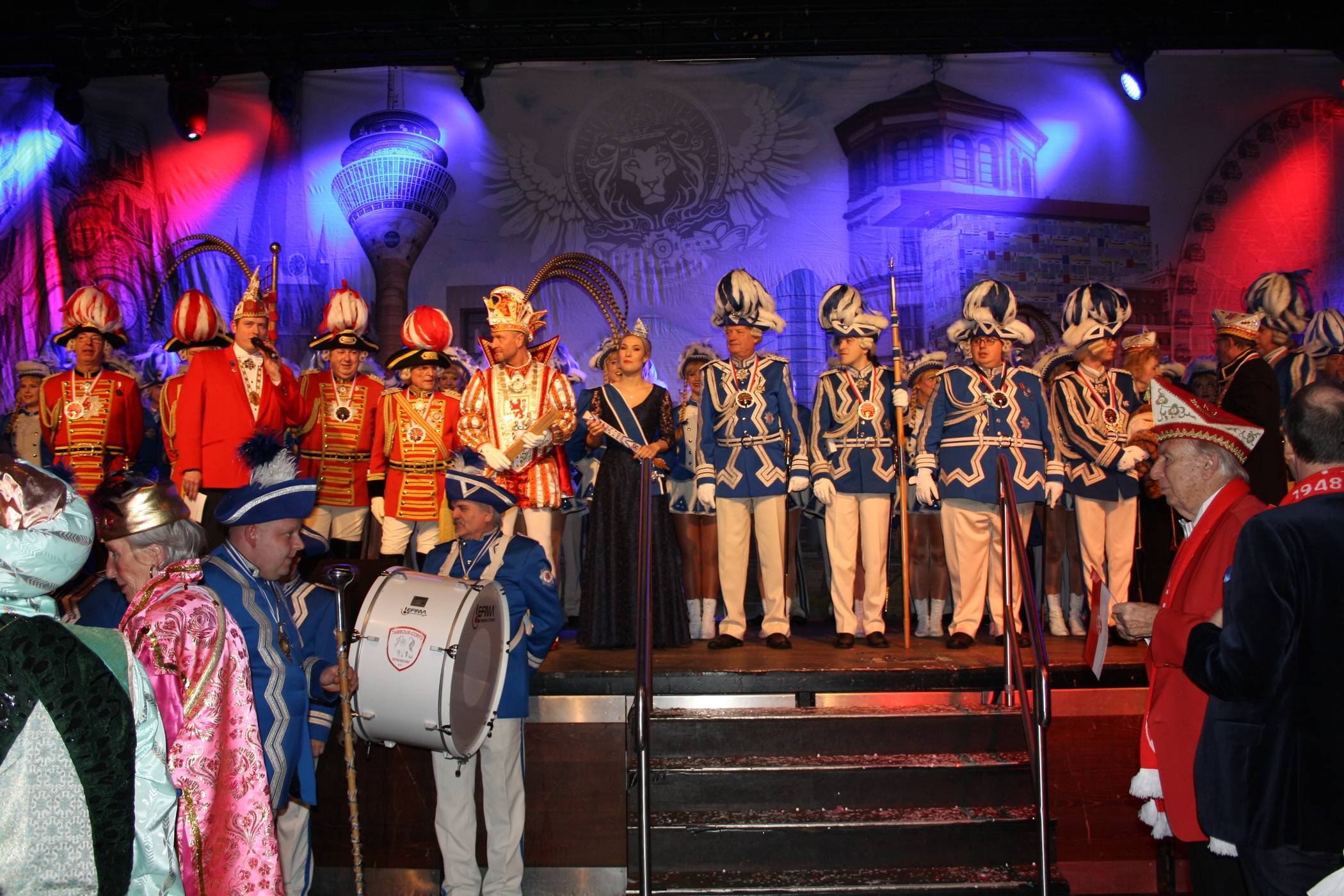 Mitten unter Meerbuschern: das Düsseldorfer Prinzenpaar, Prinz Axel I. und seine Venetia Jula.