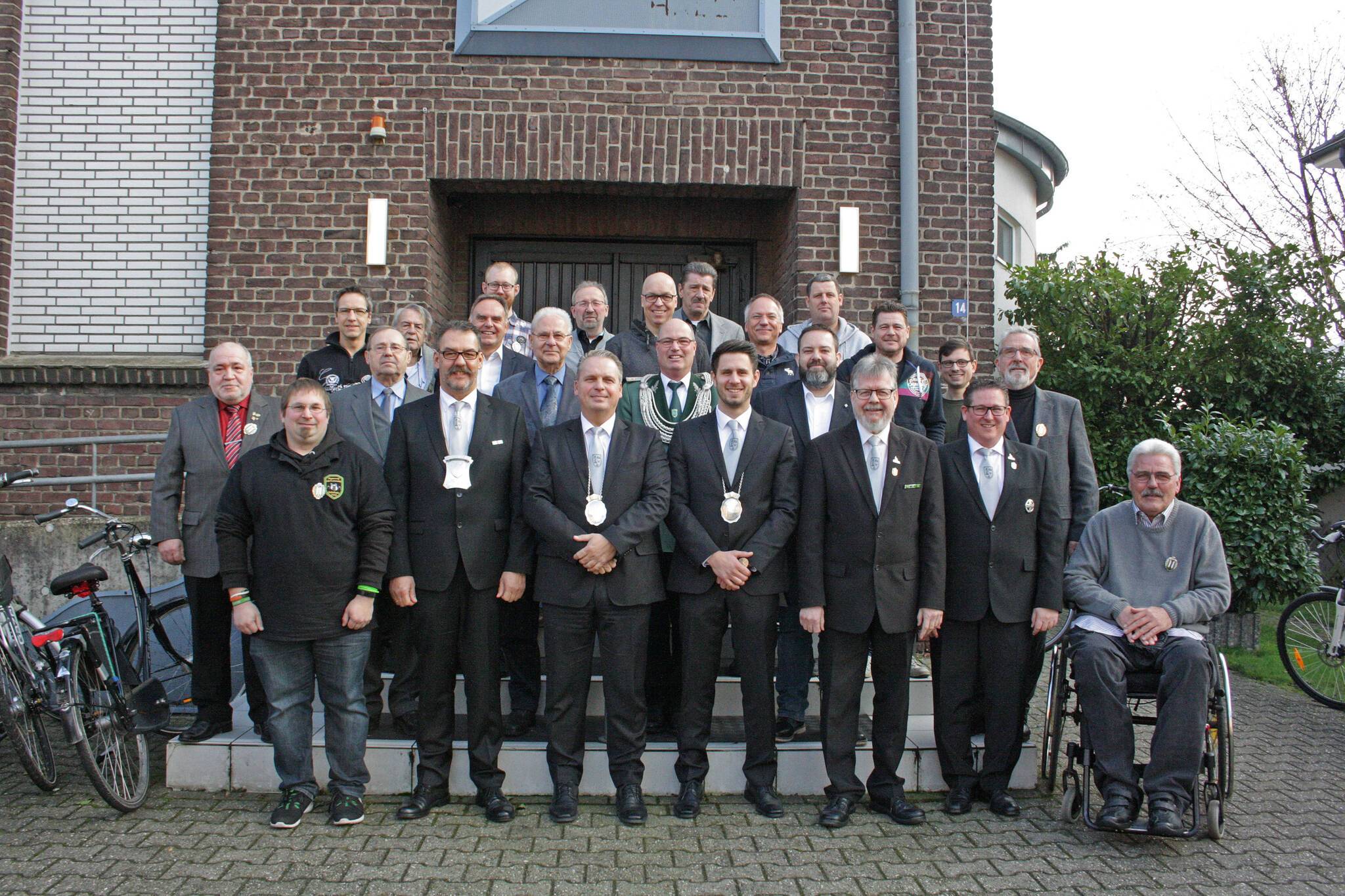 Zur Generalversammlung gehören die Ehrungen. In diesem Jahr wurden ausgezeichnet: Für 25 Jahre Mitgliedschaft: Stefan Baues, Tobias Hendricks, Peter Klenner, Christian Nelke, Franz Opheiden, Jürgen Pinneke, Ralf Schinkels, Sebastian Stumpen, Michael Sturm, Andreas Westerfeld; 40 Jahre Mitgliedschaft: Hans Josef Esser, Michael Mindt, Hartmut Nellen, Max Wüst; 50 Jahre Mitgliedschaft: Hans Bänsch, Hans Gorzny, Karl Heinz Jungbluth, Josef Kothen, Helmut Schmidt, Willi Theissen. Das „Silberne Verdienstkreuz“ erhielten Torsten Fimmers, Ulrich Heinen und Niklas Gawenda, den „Hoher Bruderschaftsorden“ erhielten Michael Wahrmann und Frank Göllner.