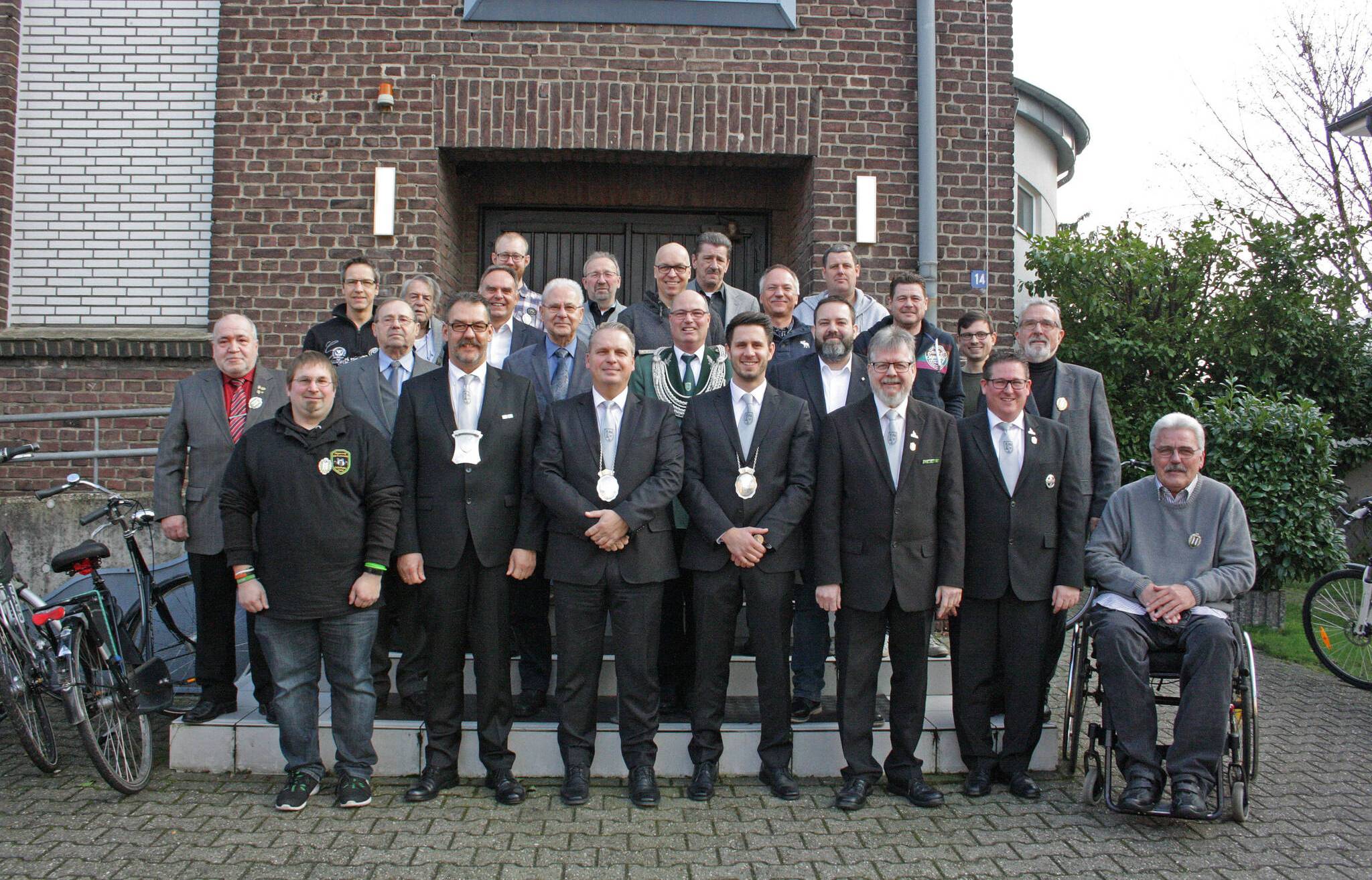 Zur Generalversammlung gehören die Ehrungen. In diesem Jahr wurden ausgezeichnet: Für 25 Jahre Mitgliedschaft: Stefan Baues, Tobias Hendricks, Peter Klenner, Christian Nelke, Franz Opheiden, Jürgen Pinneke, Ralf Schinkels, Sebastian Stumpen, Michael Sturm, Andreas Westerfeld; 40 Jahre Mitgliedschaft: Hans Josef Esser, Michael Mindt, Hartmut Nellen, Max Wüst; 50 Jahre Mitgliedschaft: Hans Bänsch, Hans Gorzny, Karl Heinz Jungbluth, Josef Kothen, Helmut Schmidt, Willi Theissen. Das „Silberne Verdienstkreuz“ erhielten Torsten Fimmers, Ulrich Heinen und Niklas Gawenda, den „Hoher Bruderschaftsorden“ erhielten Michael Wahrmann und Frank Göllner.